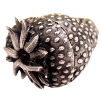 Erdbeerförmige Schachtel in perfekter Form mit Reliefs und Applikationen im Angebot