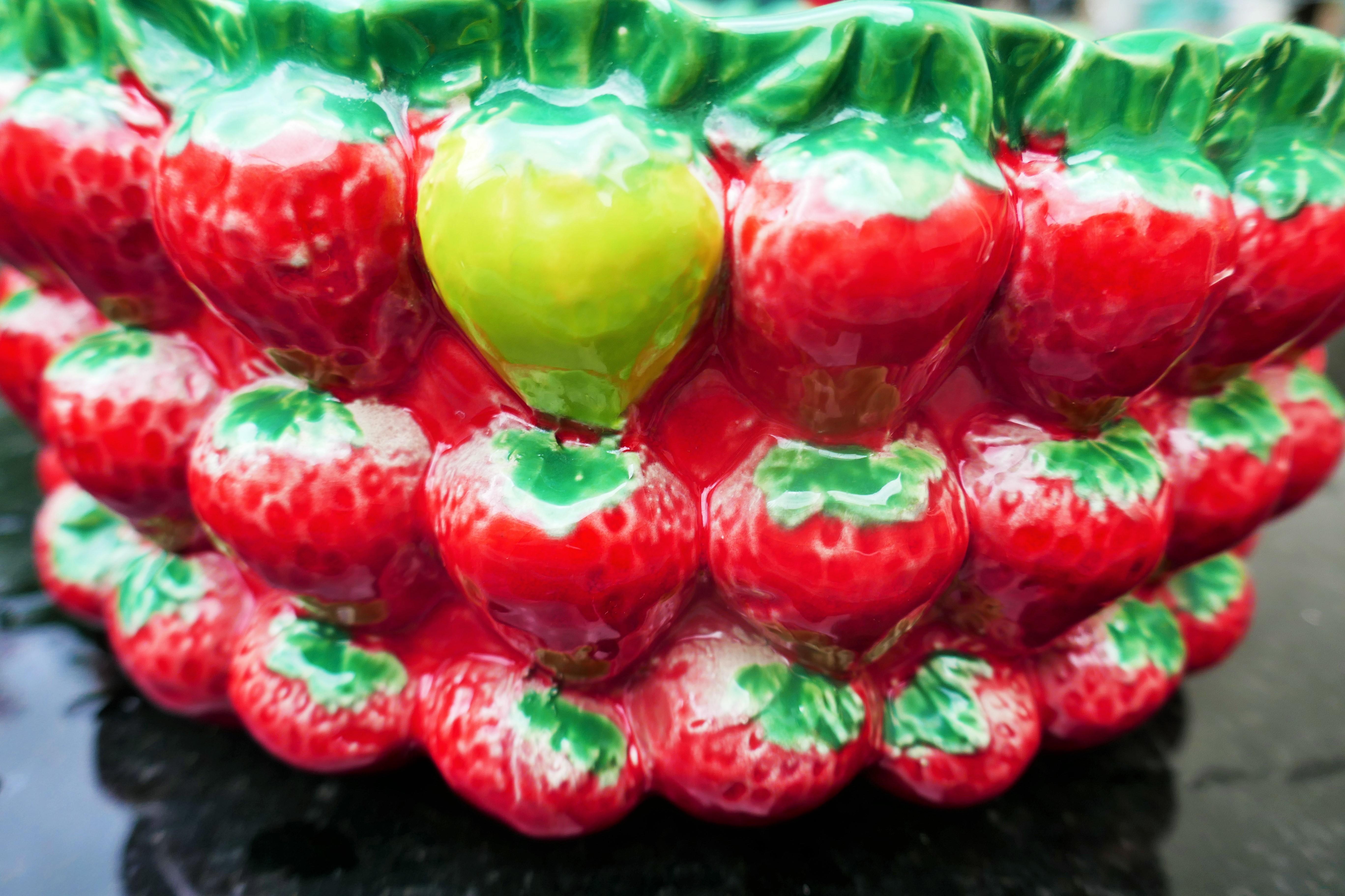 Strawberry-shaped ceramic or majolica serving set -          Raymor Bitossi For Sale 1
