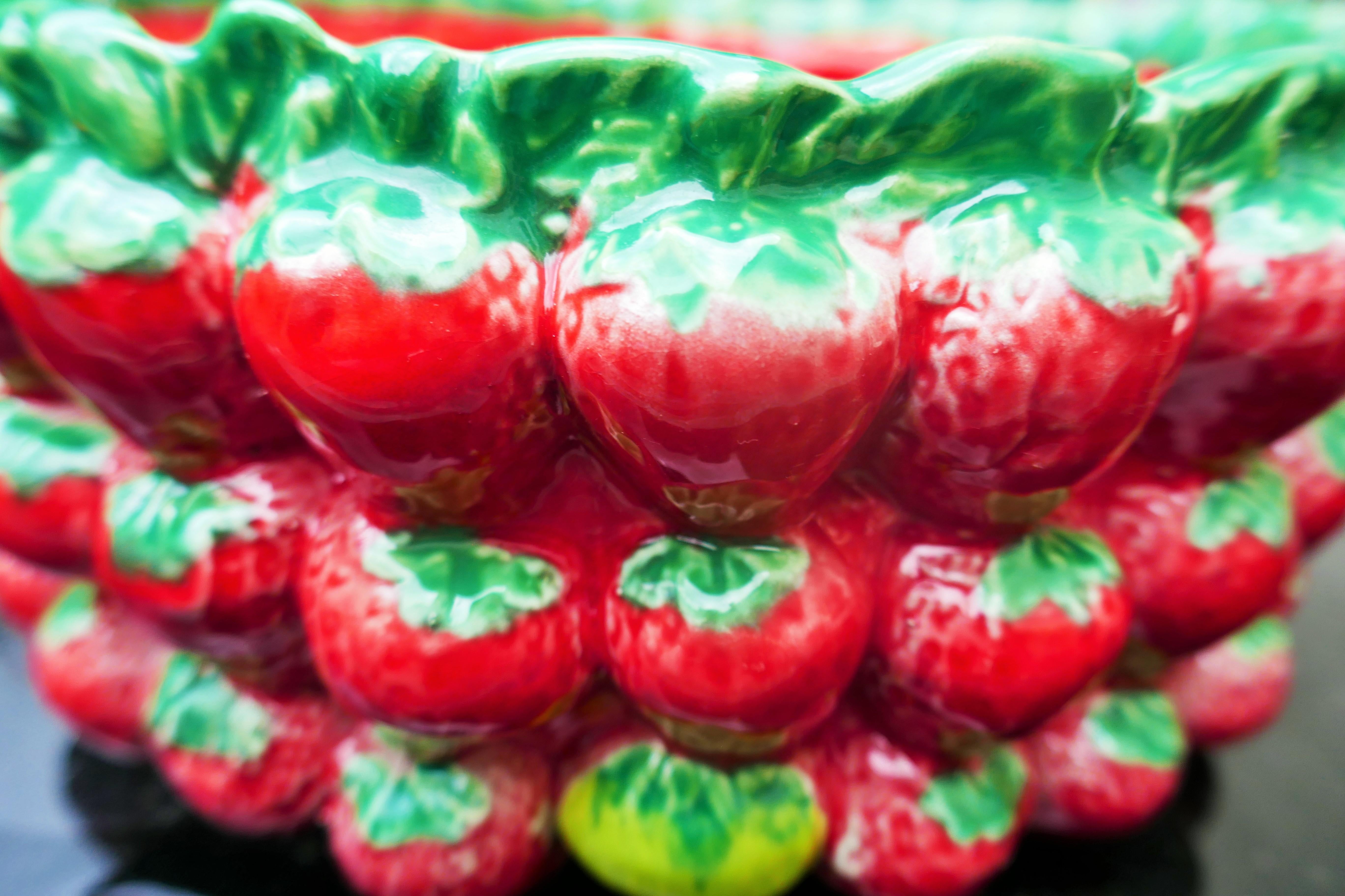 Strawberry-shaped ceramic or majolica serving set -          Raymor Bitossi For Sale 2