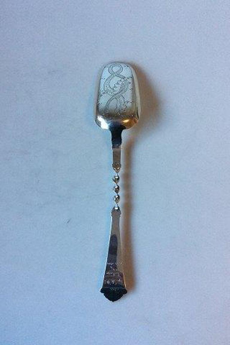 Strawberry spoon in silver and gilt. 

Measures 27.5 cm / 10 53/64