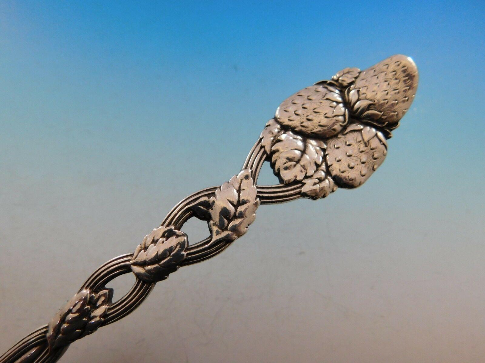 Erdbeerfarbenes Weinreben von Tiffany & Co. Beerenlöffel aus Sterlingsilber mit Muschelschale, GW im Zustand „Hervorragend“ in Big Bend, WI