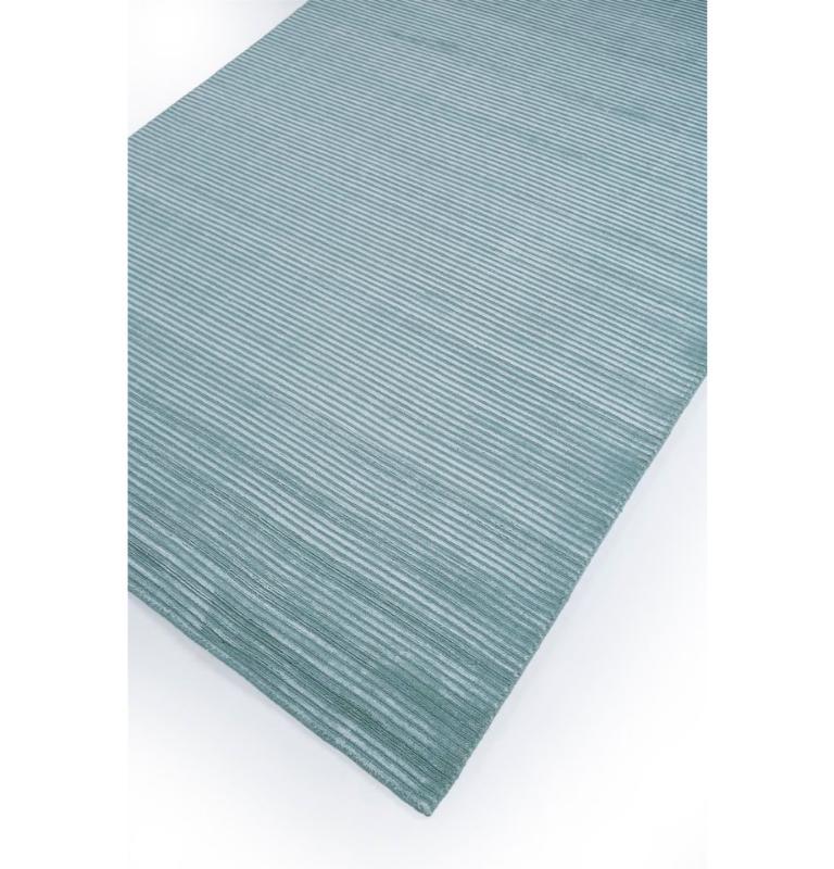 Préparez-vous à un régal visuel avec ce superbe tapis tissé à la main de notre collection Basis. Imaginez les teintes turquoise apaisantes qui coulent sur votre sol et transforment votre espace en un sanctuaire de calme. Ce tapis est tout cela et
