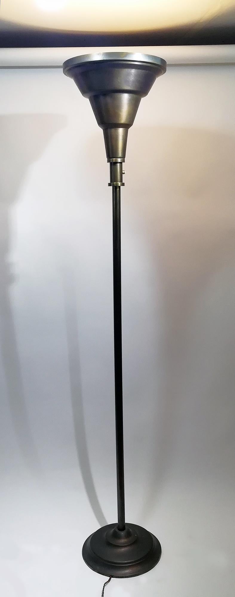 Beautiful 1940s Art Deco up-lighter in Dark bronze patinated brass finish. It is a very stylish floor lamp featuring a circular base, central pole all leading up to a trumpet shaped torchiere.
This fabulous up-lighter gives off the best ambient