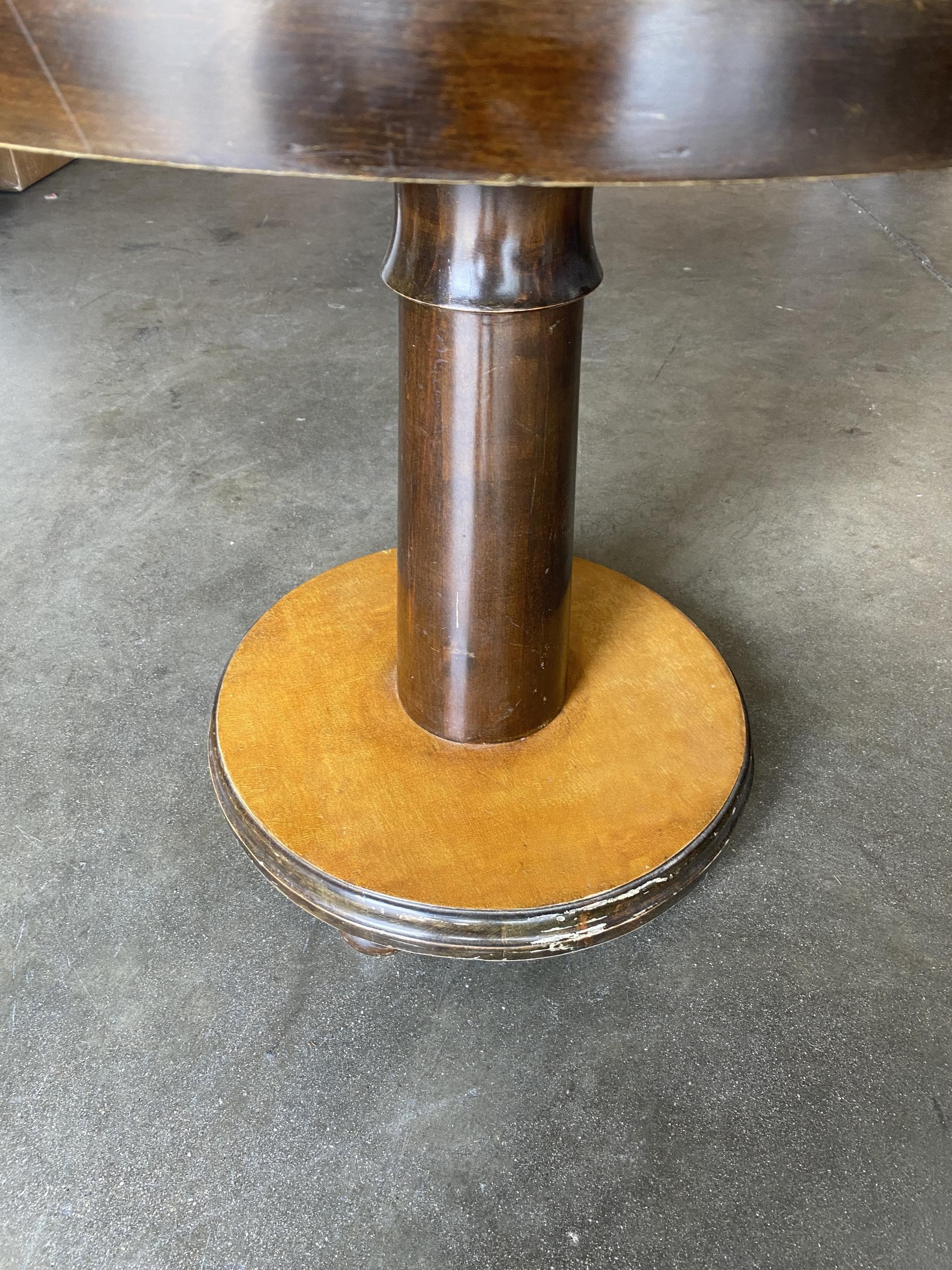 Streamline Round Two-Tone Coffee Table In Excellent Condition For Sale In Van Nuys, CA