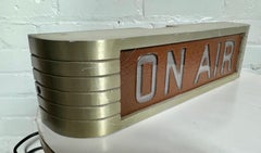 Cartello di registrazione radiofonica "ON AIR" in alluminio Streamline Light Up & Up di RCA