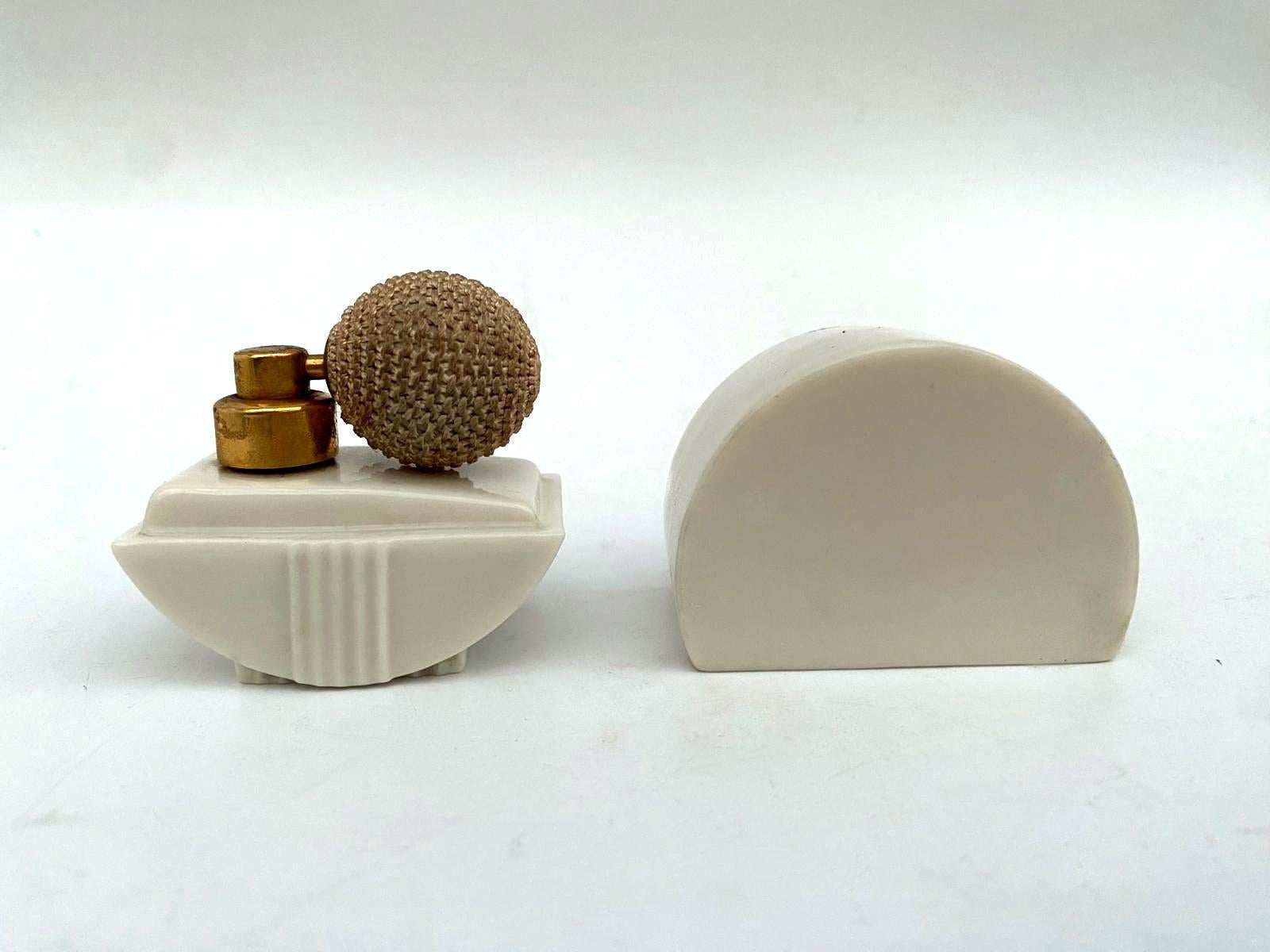 Botella de perfume atomizador Streamline Art Decó de cristal dorado de 24 quilates de DeVilbiss, c1940 en venta 5