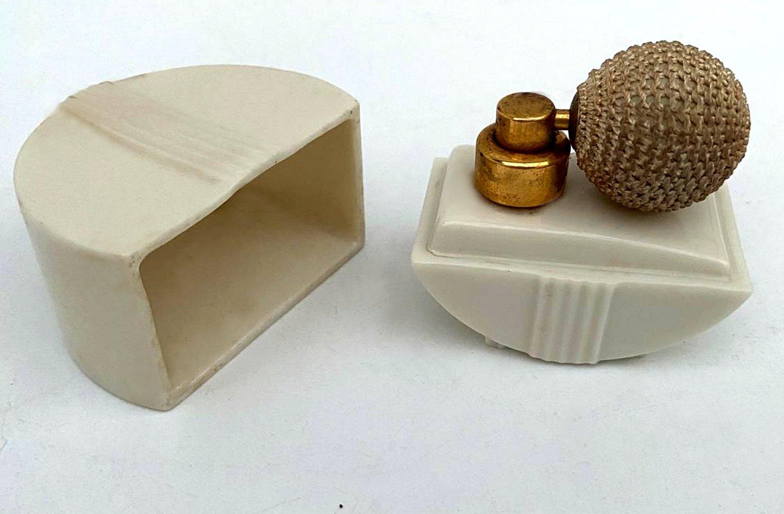 Botella de perfume atomizador Streamline Art Decó de cristal dorado de 24 quilates de DeVilbiss, c1940 en venta 2