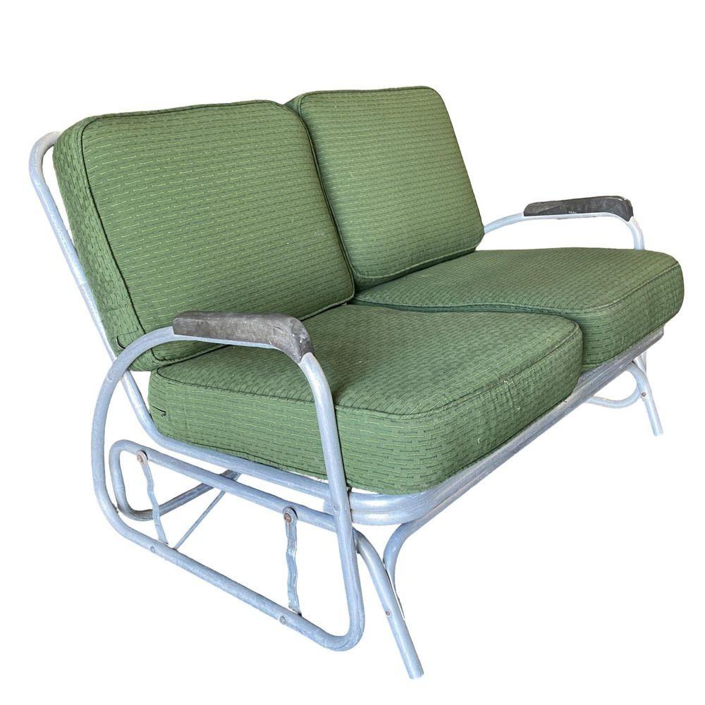Coppia di divani da patio in stile Art Decor, entrambi costituiti da una struttura tubolare in alluminio con braccioli decorativi a velocità ridotta. Il divano poggia su una base a scorrimento che permette di scivolare avanti e indietro, come una
