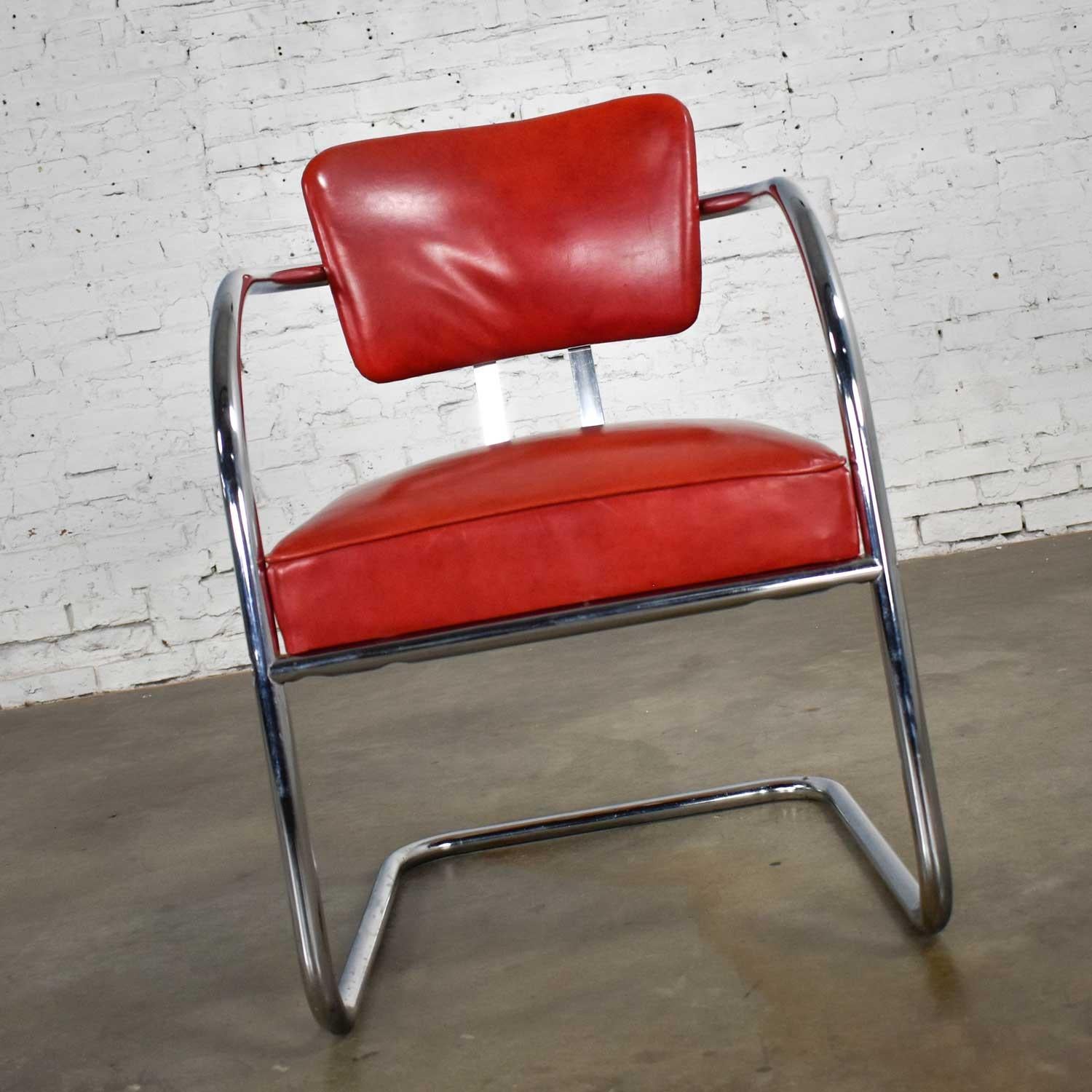 Style « paquebot » Chaise cantilever Art Déco profilée chromée et vinyle rouge attribuée à Kem Webber-Lloyds en vente