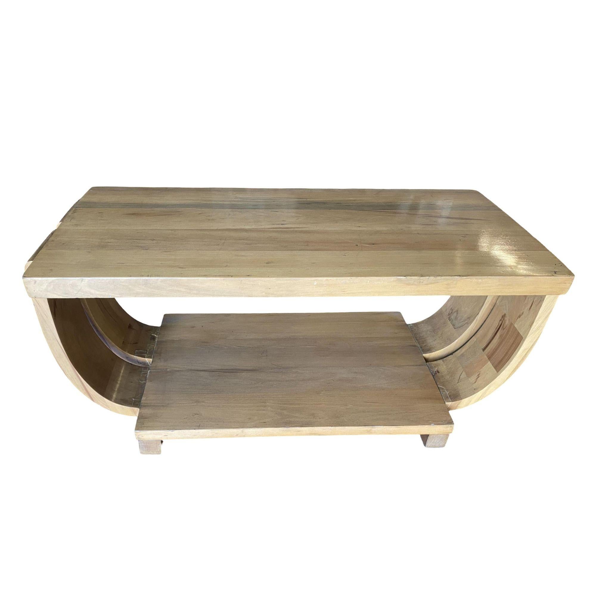 Magnifique table basse profilée Brown-Saltman, circa 1930. Le style Art déco classique est accentué par les panneaux d'acajou teinté naturel de la table qui se courbent pour relier le plateau et la base finis en acajou naturel.