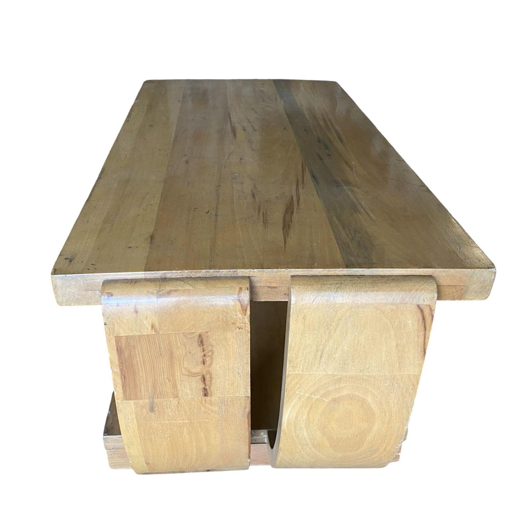 Milieu du XXe siècle Table basse Art déco profilée en acajou naturel par Brown Saltman en vente