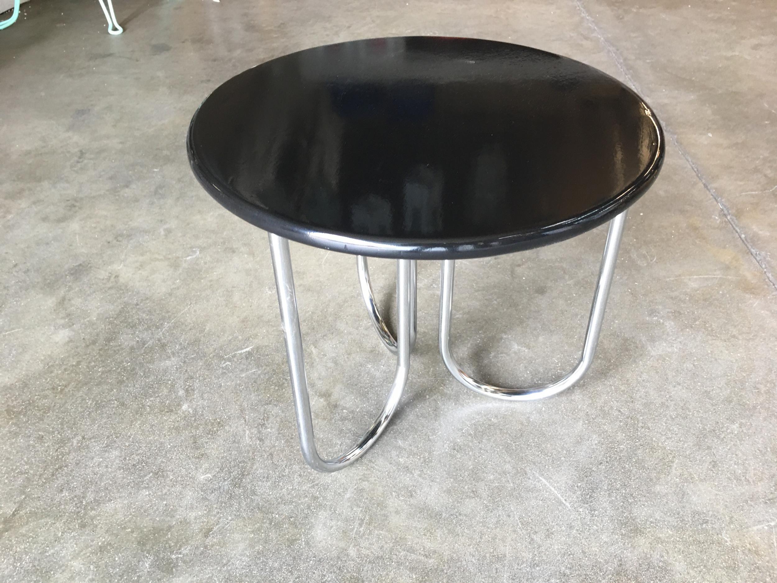 Table basse de style Art Déco, fabriquée par Royal Chrome. La table est dotée de pieds tubulaires chromés en forme de U et d'un plateau élégant en laque noire.