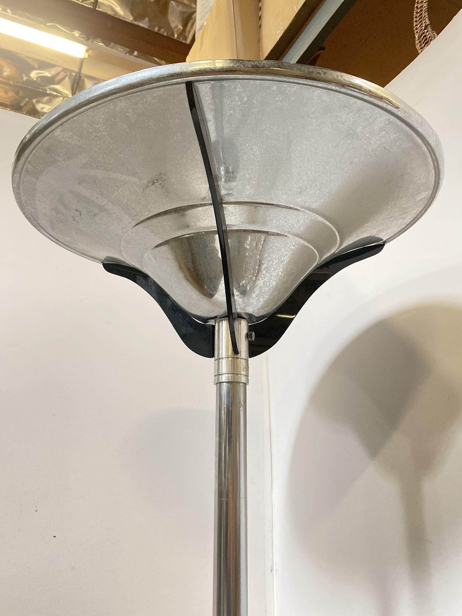 Mid-Century Modern Streamline Chrome Steel Floor Lamp w/ Buttress Braced Saucer Shape For Sale