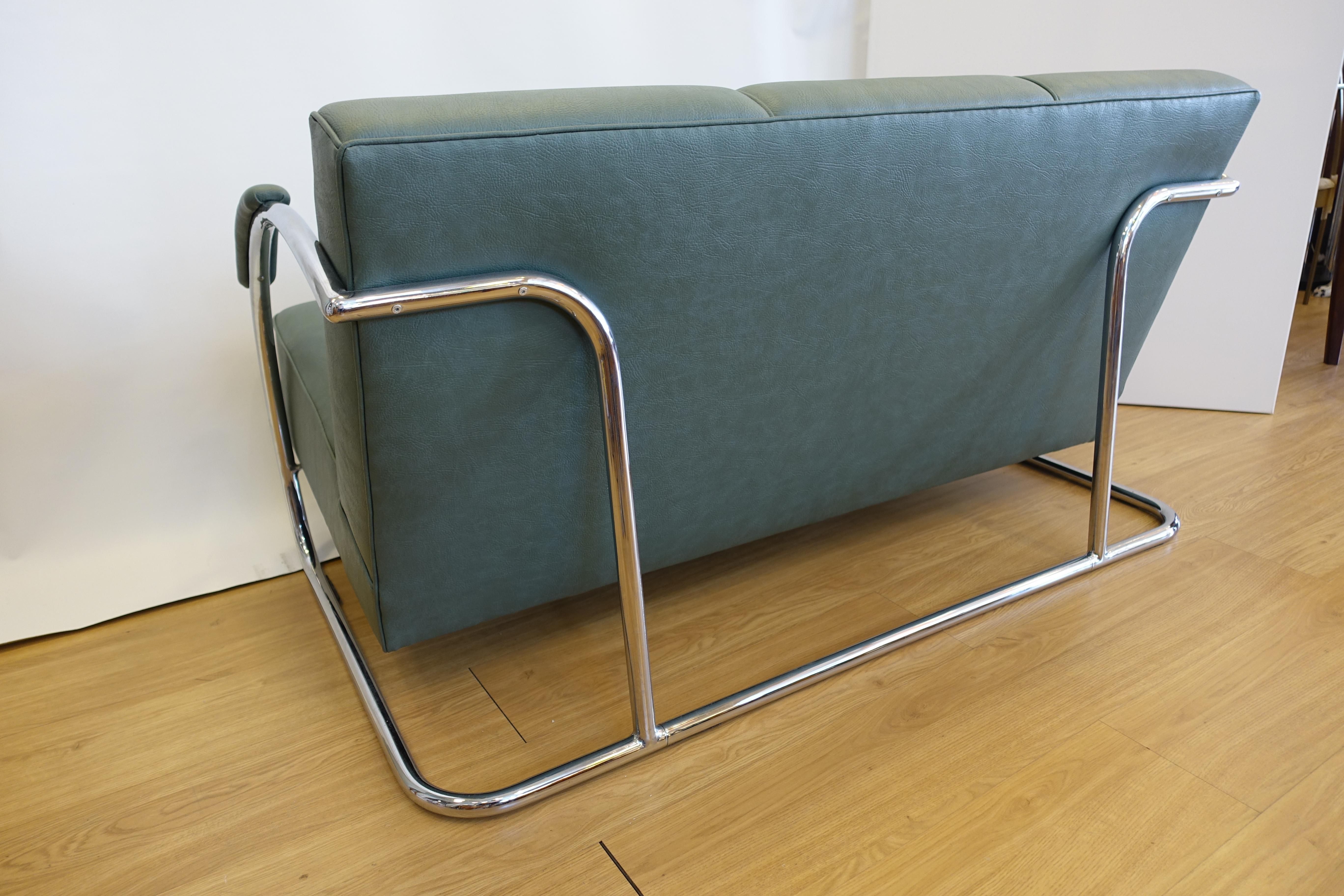 Streamline Chromed Steel and Green Synthetic Leather Sofa, 1930s In Excellent Condition In Lisboa, PT