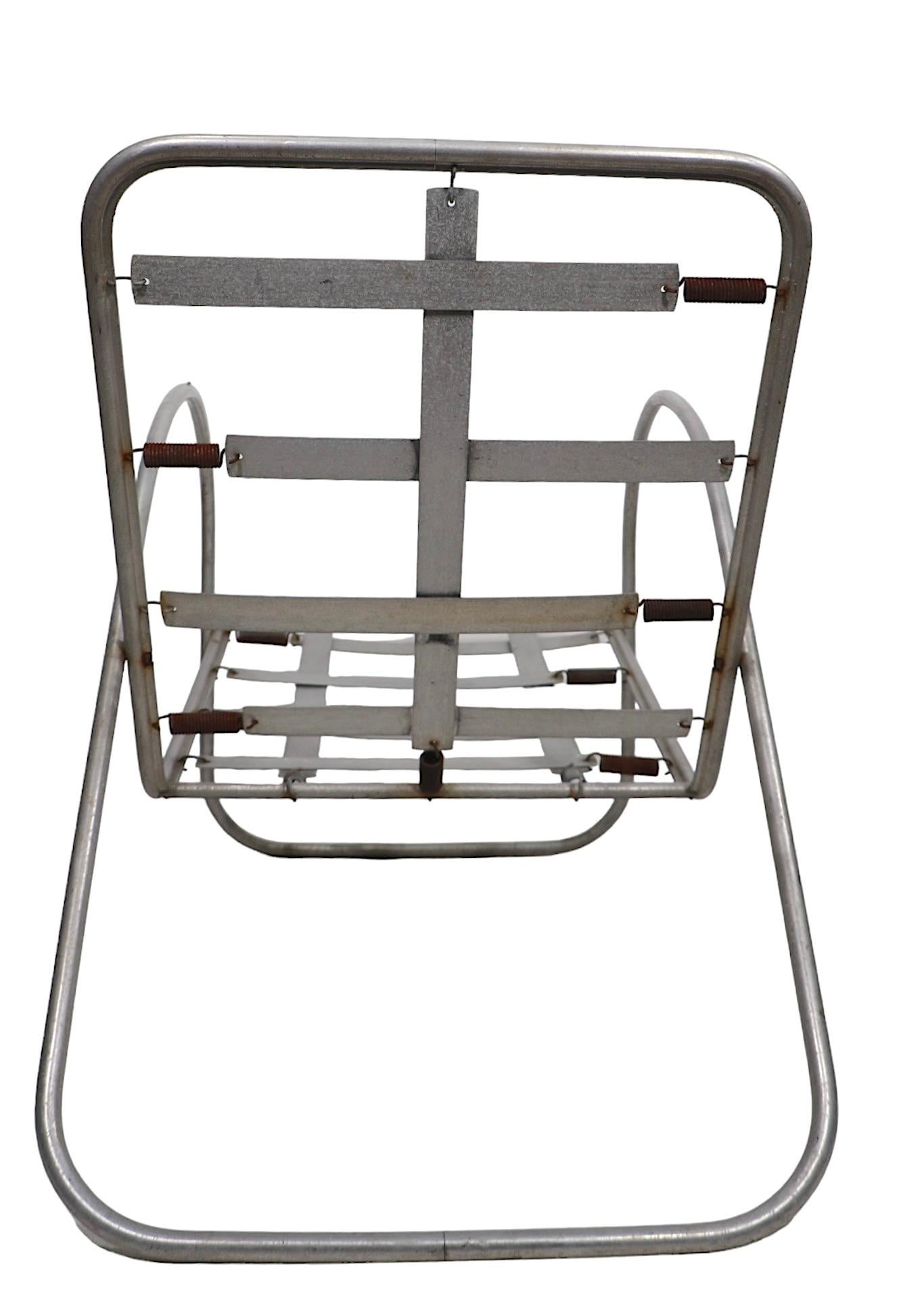Dieser Stuhl ist ein außergewöhnliches Beispiel für den in den 1930er Jahren beliebten Stil der Stromlinienform, des Maschinenzeitalters und des Art déco und wurde von Richard Neutra für J.A. entworfen. Bozung, ca. 1930/40er Jahre. Der Stuhl