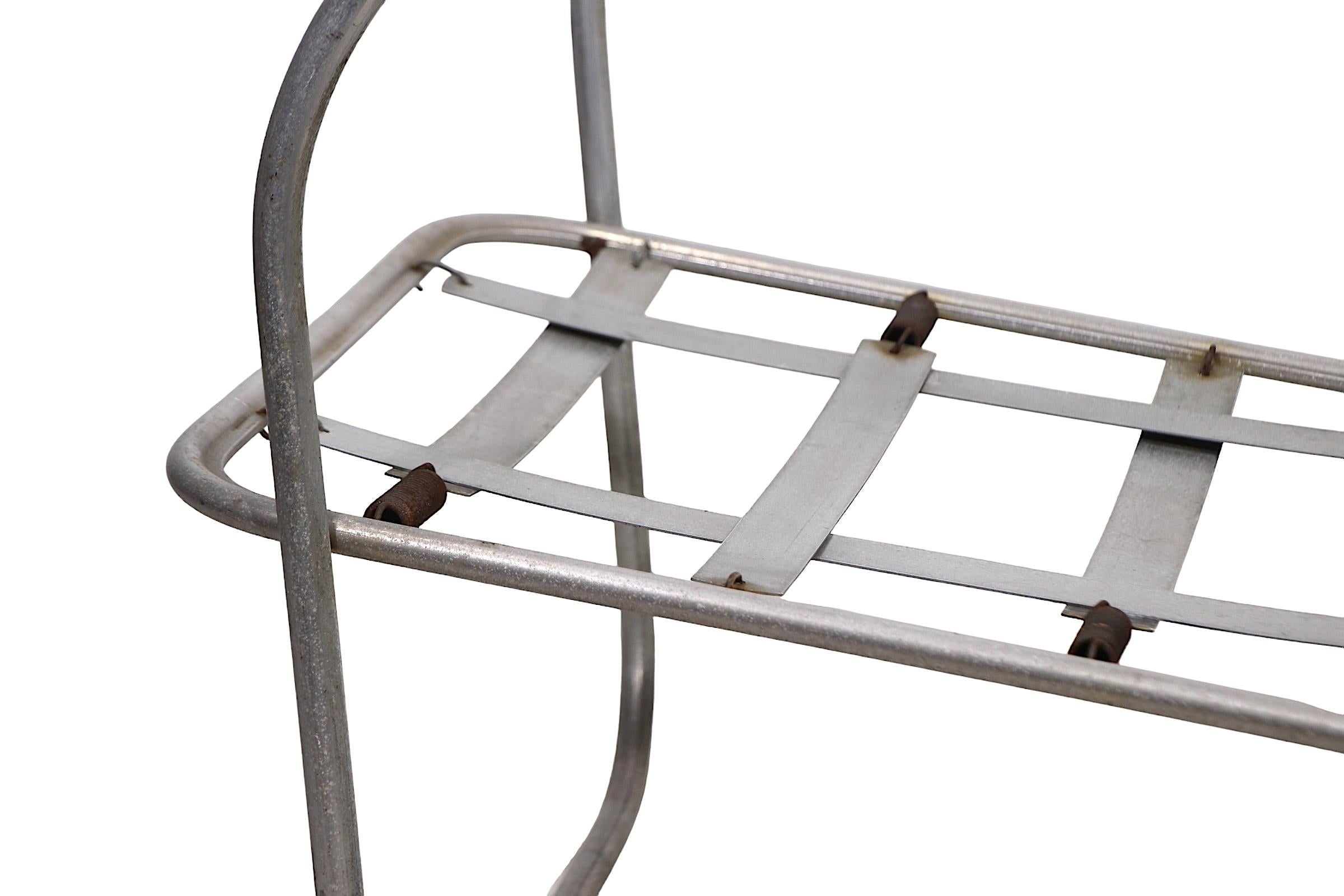 Silla de aluminio de diseño aerodinámico para patio y piscina  Richard Neutra  1930/40s Aluminio en venta