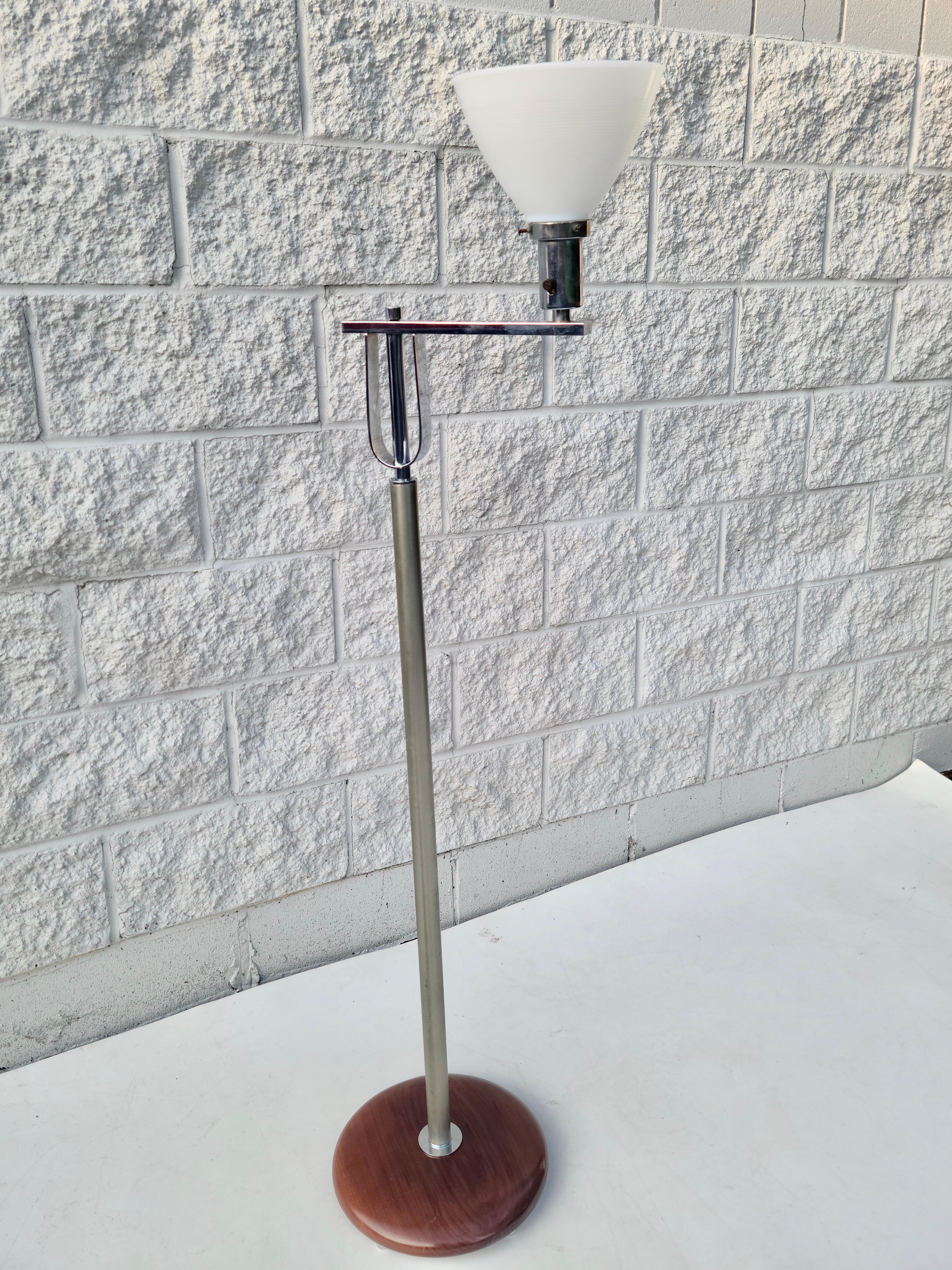Lampadaire Streamline Noyer chromé à bandes plates dans le style de Donald Deskey en vente 2