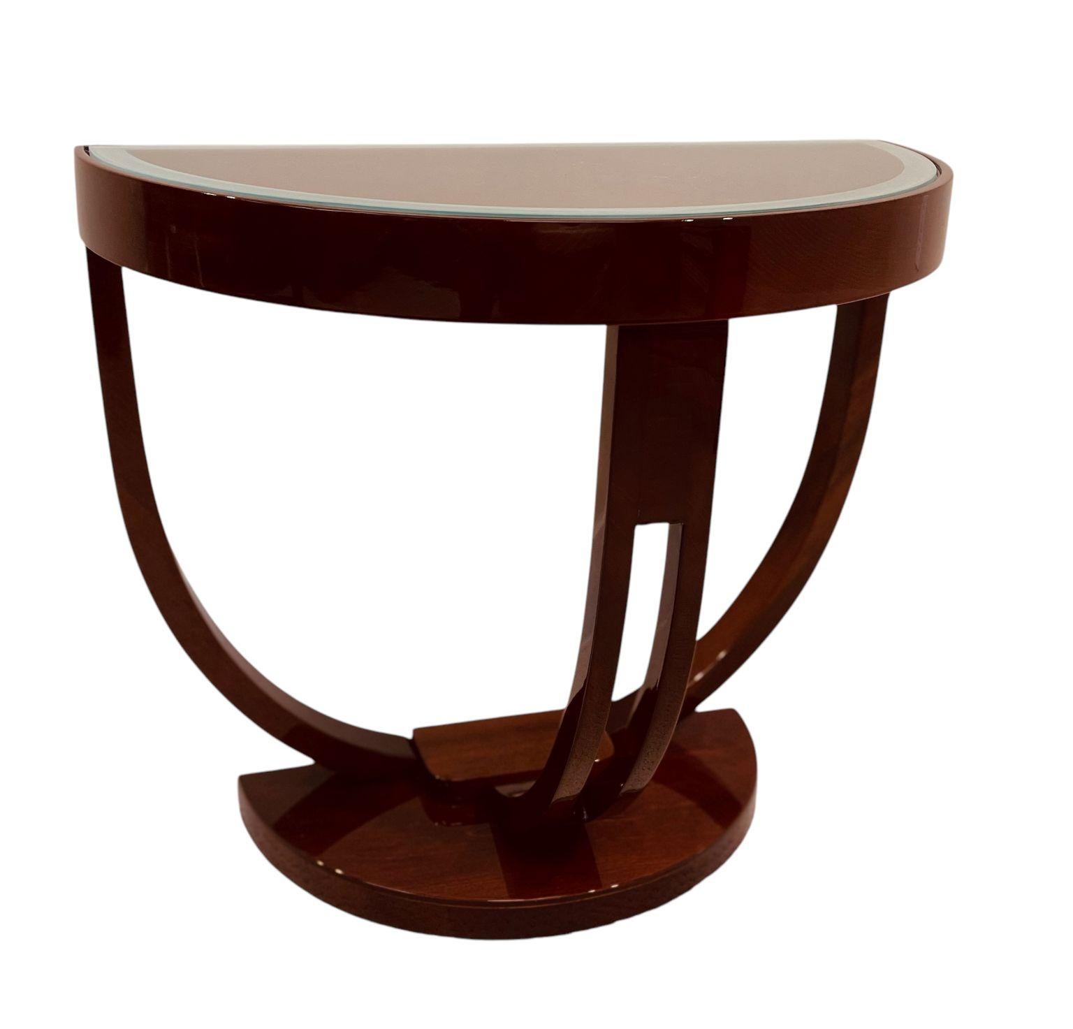 Eine atemberaubende Streamline Art Deco Halbkreis Beistelltisch circa amerikanischen 1930er Jahren. Fachmännisch gefertigter Tisch aus massivem, gebeiztem Ahornholz mit einer wunderschönen, sandgestrahlten Glasplatte. Ein elegantes und dramatisches