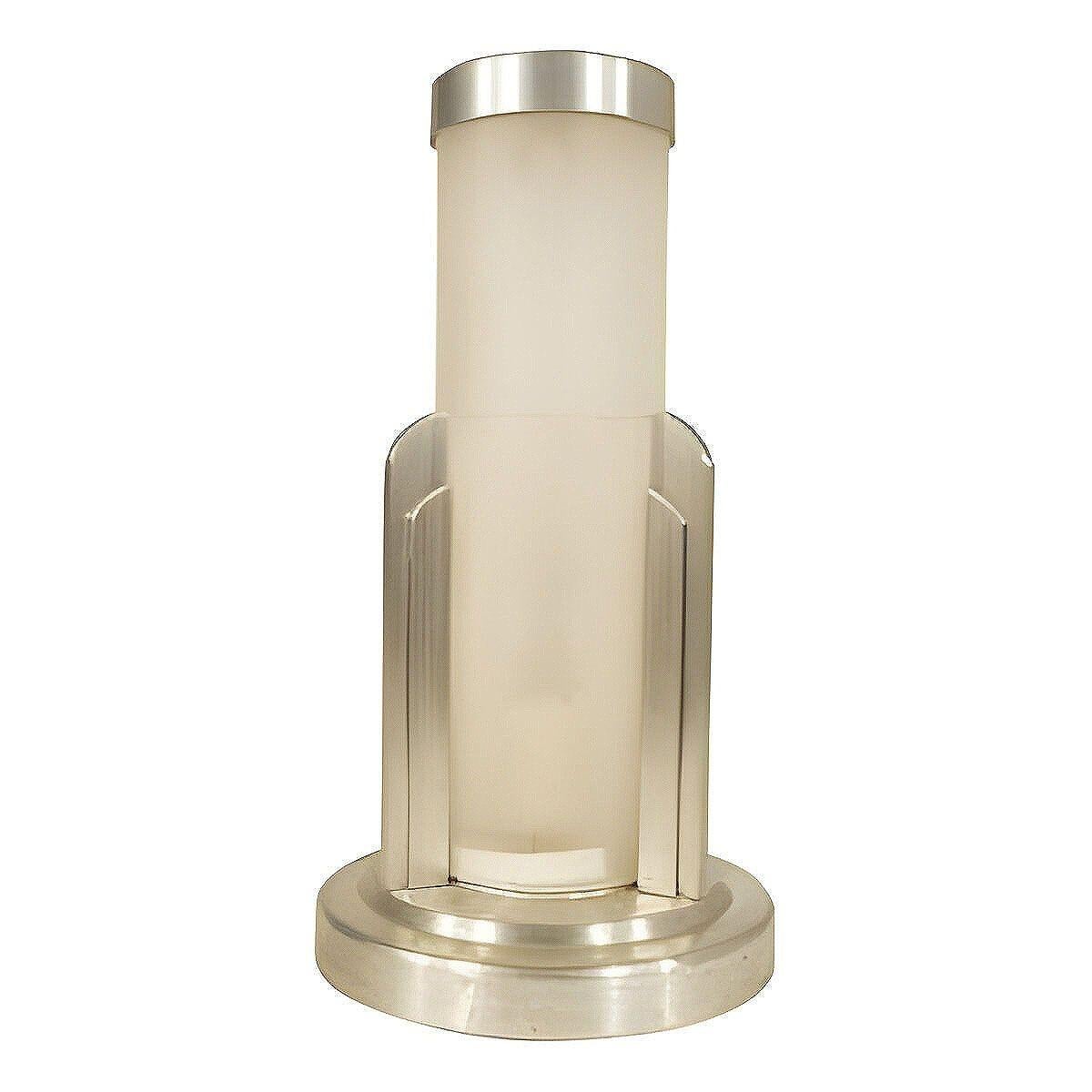 Lampada da tavolo a cilindro in alluminio con paralume in acrilico smerigliato che poggia su una base a gradini in stile Art Déco lavorata a mano con 3 pilastri a gradini che tengono il paralume in posizione. La lampada è prodotta da Saturn Lighting