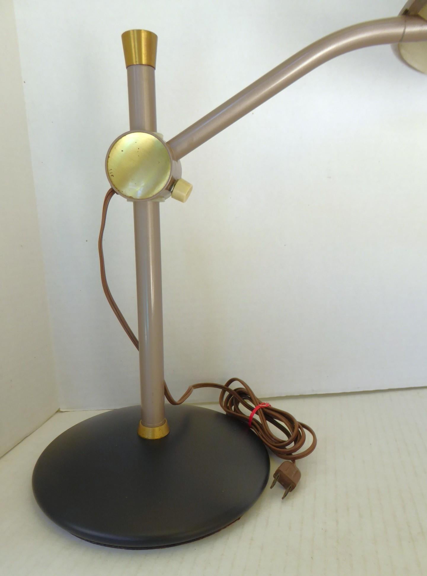 Streamline Modern Dazor Lighting Floating-Arm Metal / Fiberglass Desk Lamp 1940s en venta 7