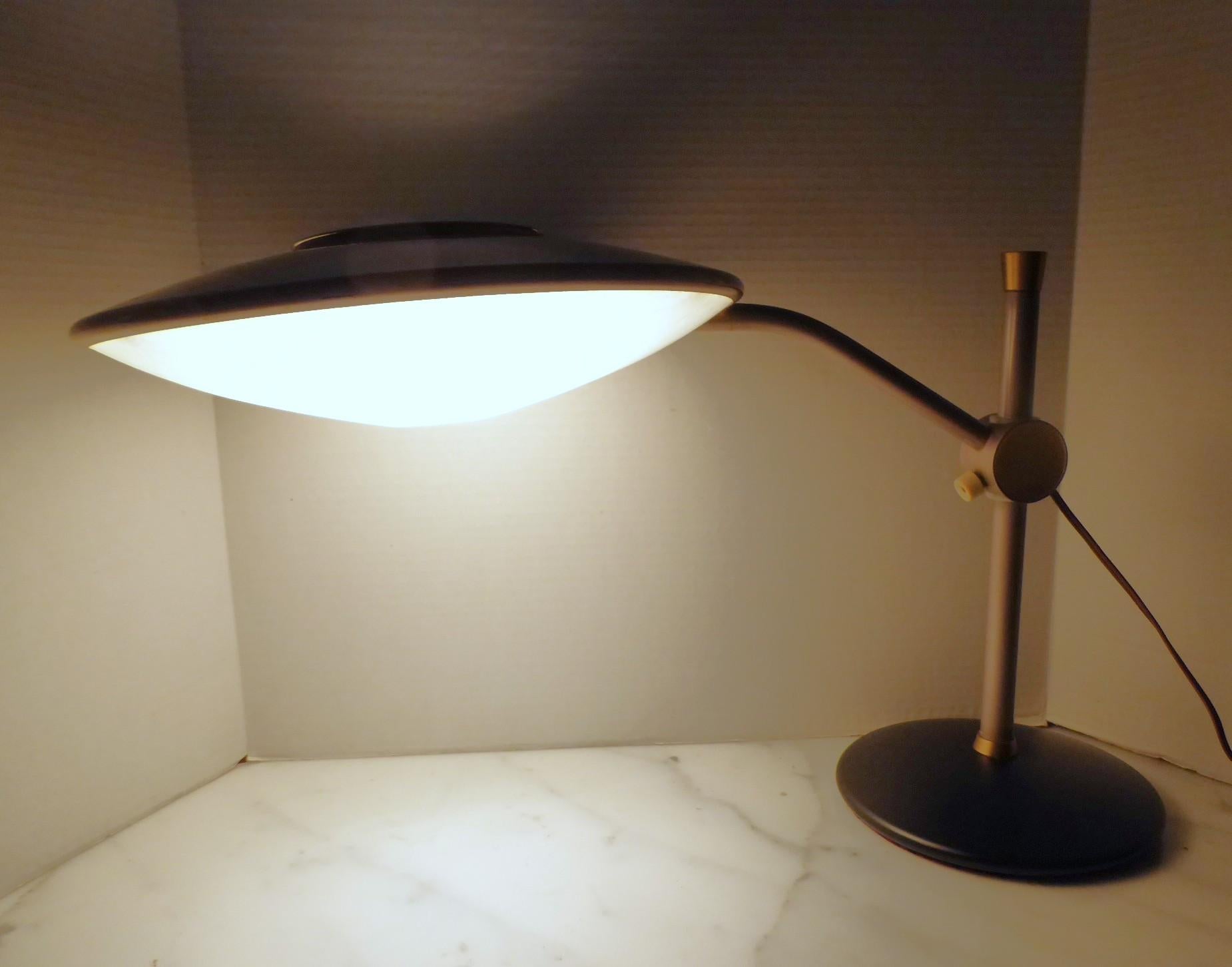 Streamline Modern Dazor Lighting Floating-Arm Metal / Fiberglass Desk Lamp 1940s en venta 10