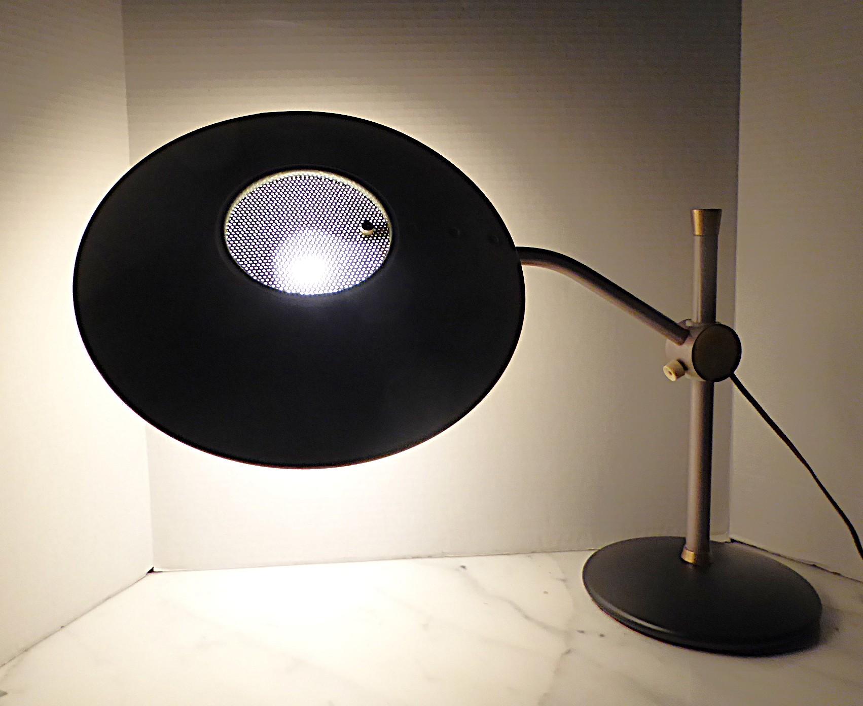 Streamline Modern Dazor Lighting Floating-Arm Metal / Fiberglass Desk Lamp 1940s en venta 11