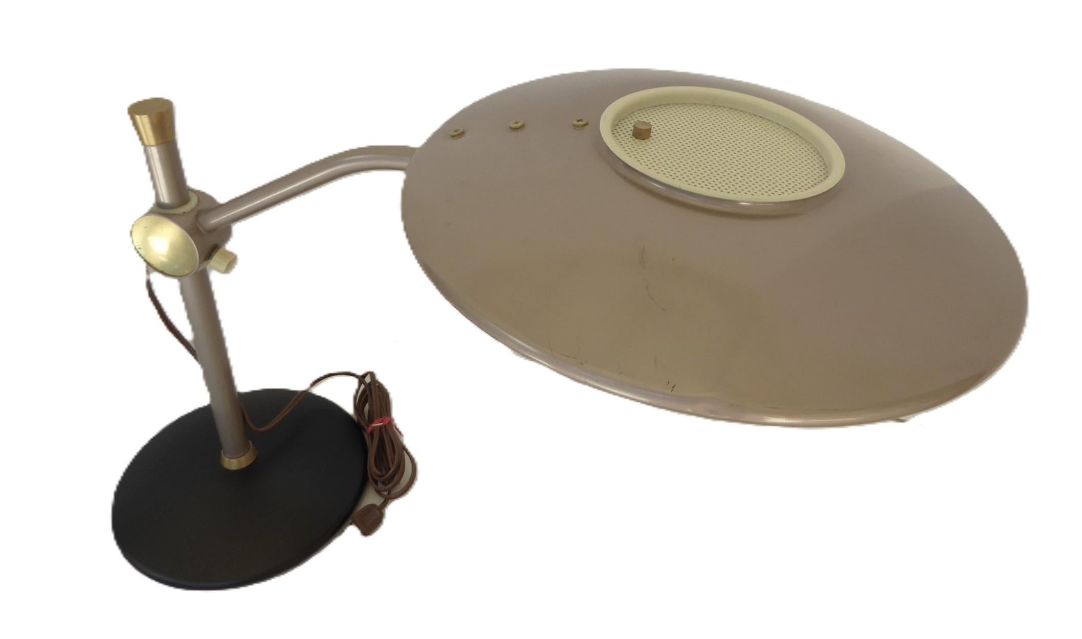Streamline Modern Dazor Lighting Floating-Arm Metal / Fiberglass Desk Lamp 1940s Moderno de mediados de siglo en venta