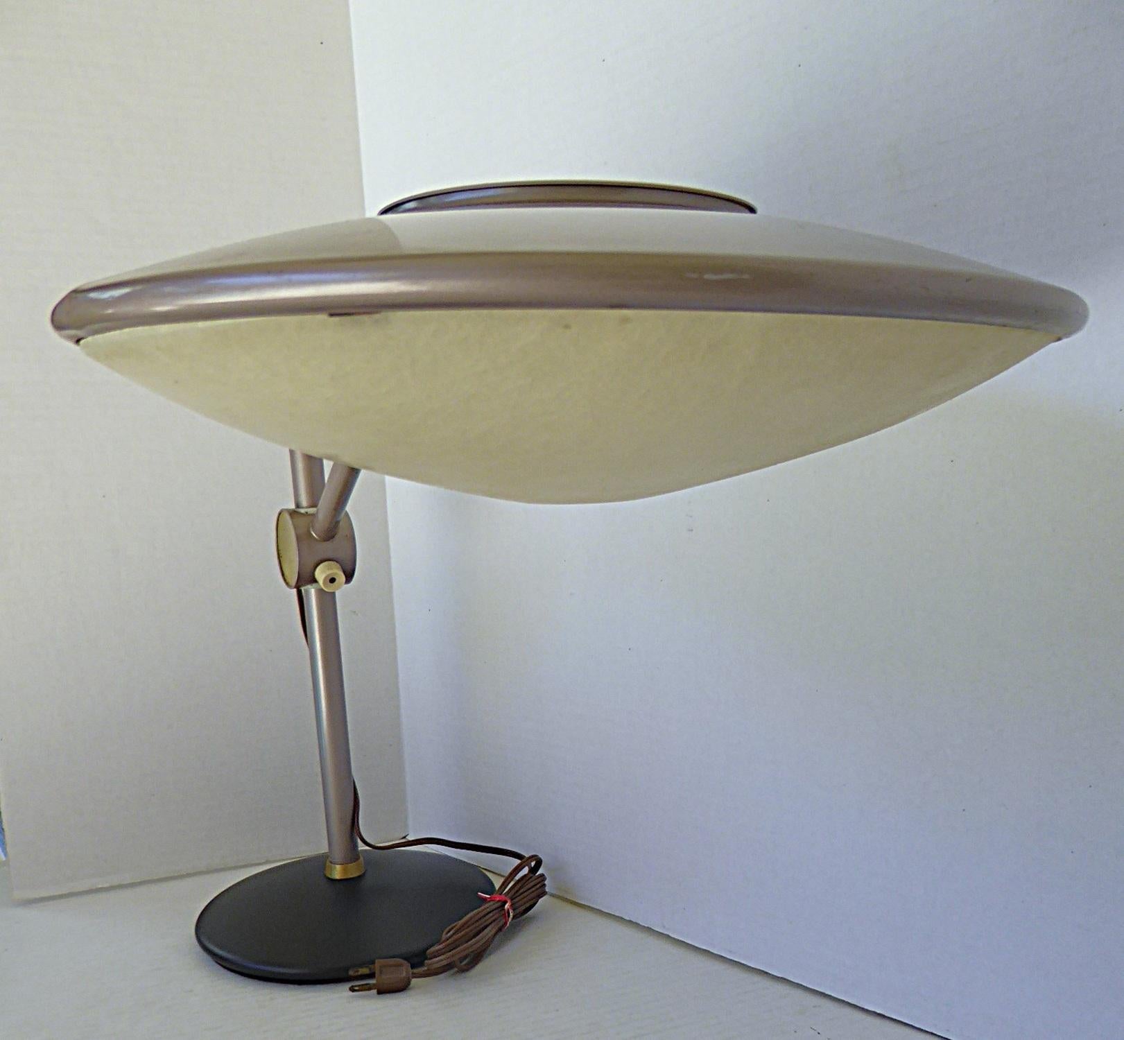 Streamline Modern Dazor Lighting Floating-Arm Metal / Fiberglass Desk Lamp 1940s Estadounidense en venta