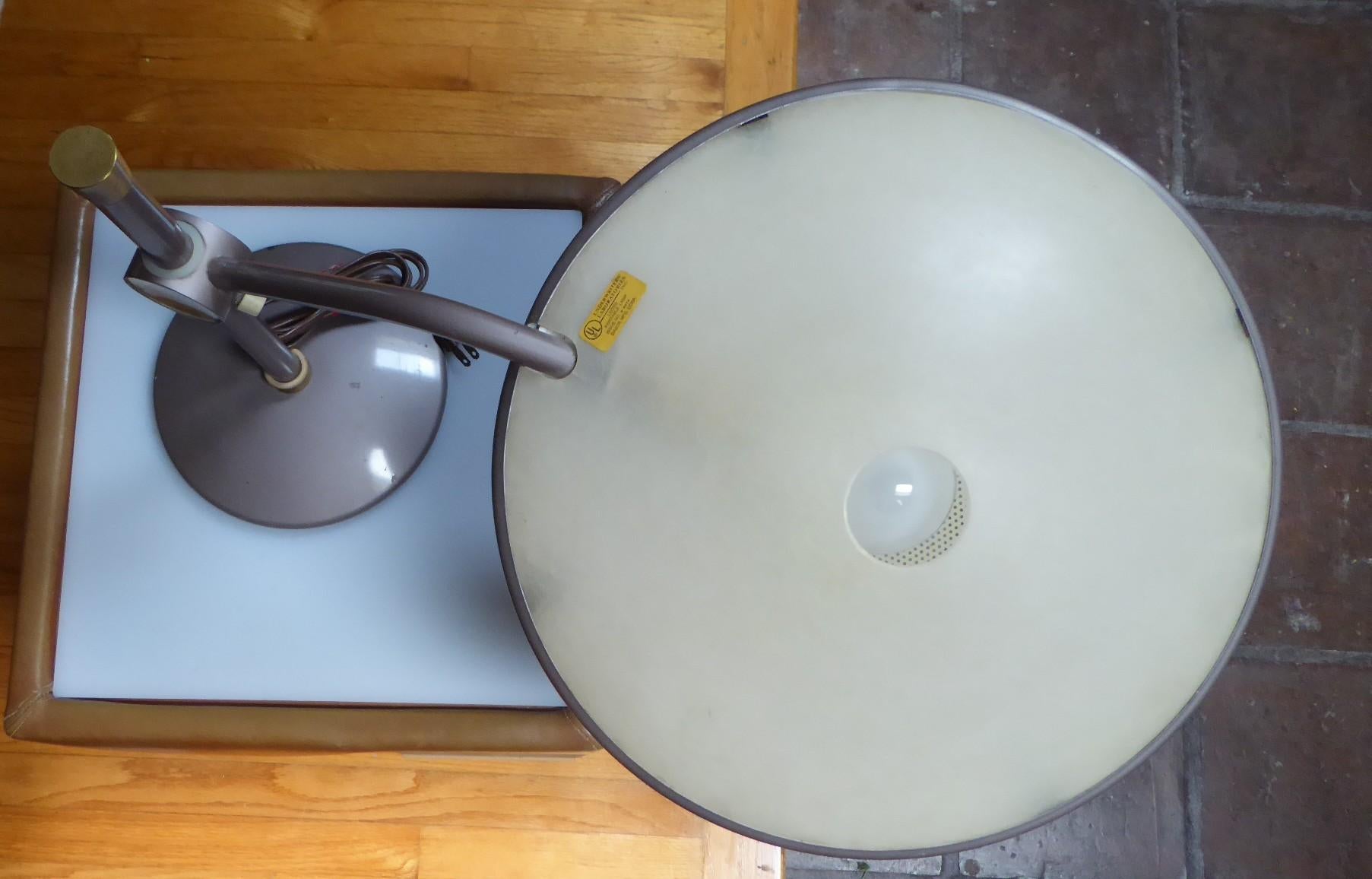 Streamline Modern Dazor Lighting Floating-Arm Metal / Fiberglass Desk Lamp 1940s en Bueno estado para la venta en Miami, FL