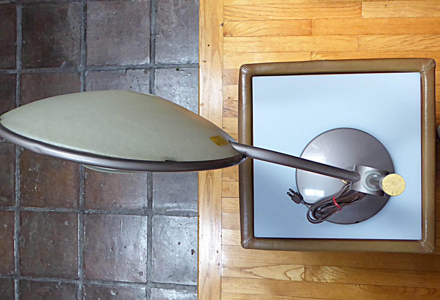 Streamline Modern Dazor Lighting Floating-Arm Metal / Fiberglass Desk Lamp 1940s mediados del siglo XX en venta