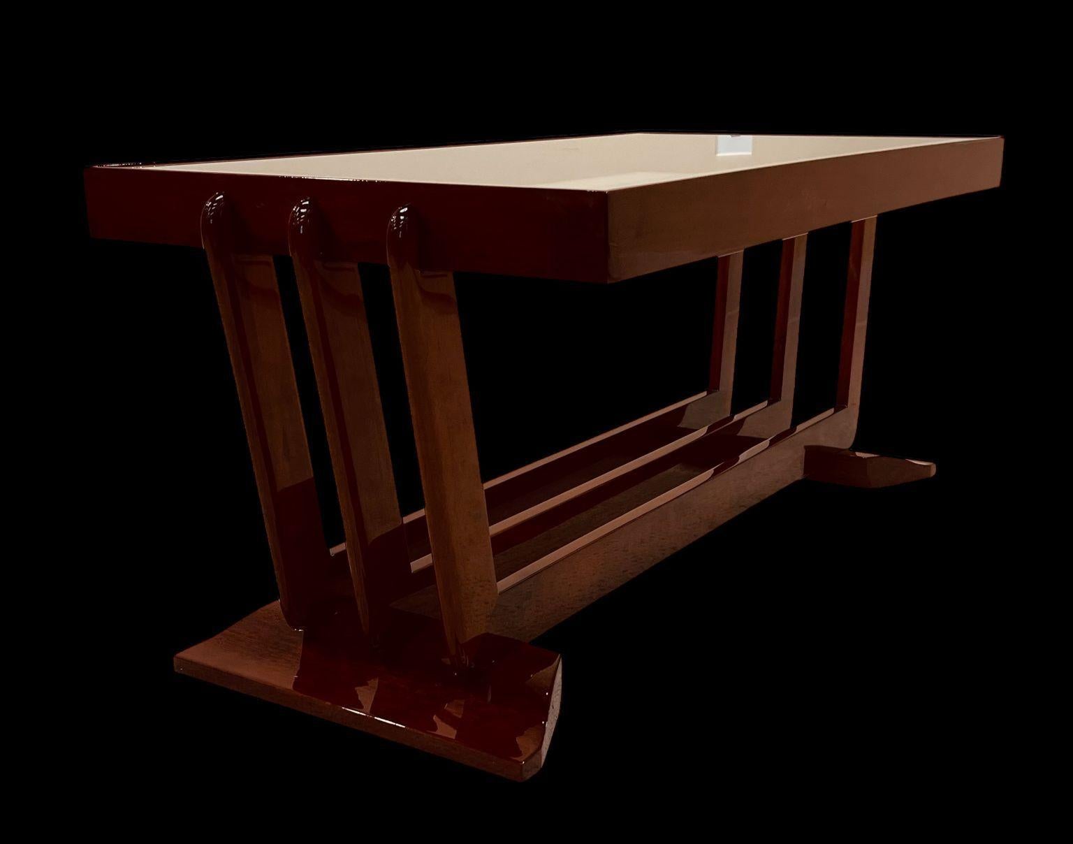 Table à cocktail/café Streamline Moderne Art Deco en noyer massif.  Un classique de l'art déco américain. Il rappelle les conceptions et les travaux de Donald Deskey et de Gilbert Rohde. Fabriqué à la main et restauré de manière professionnelle avec