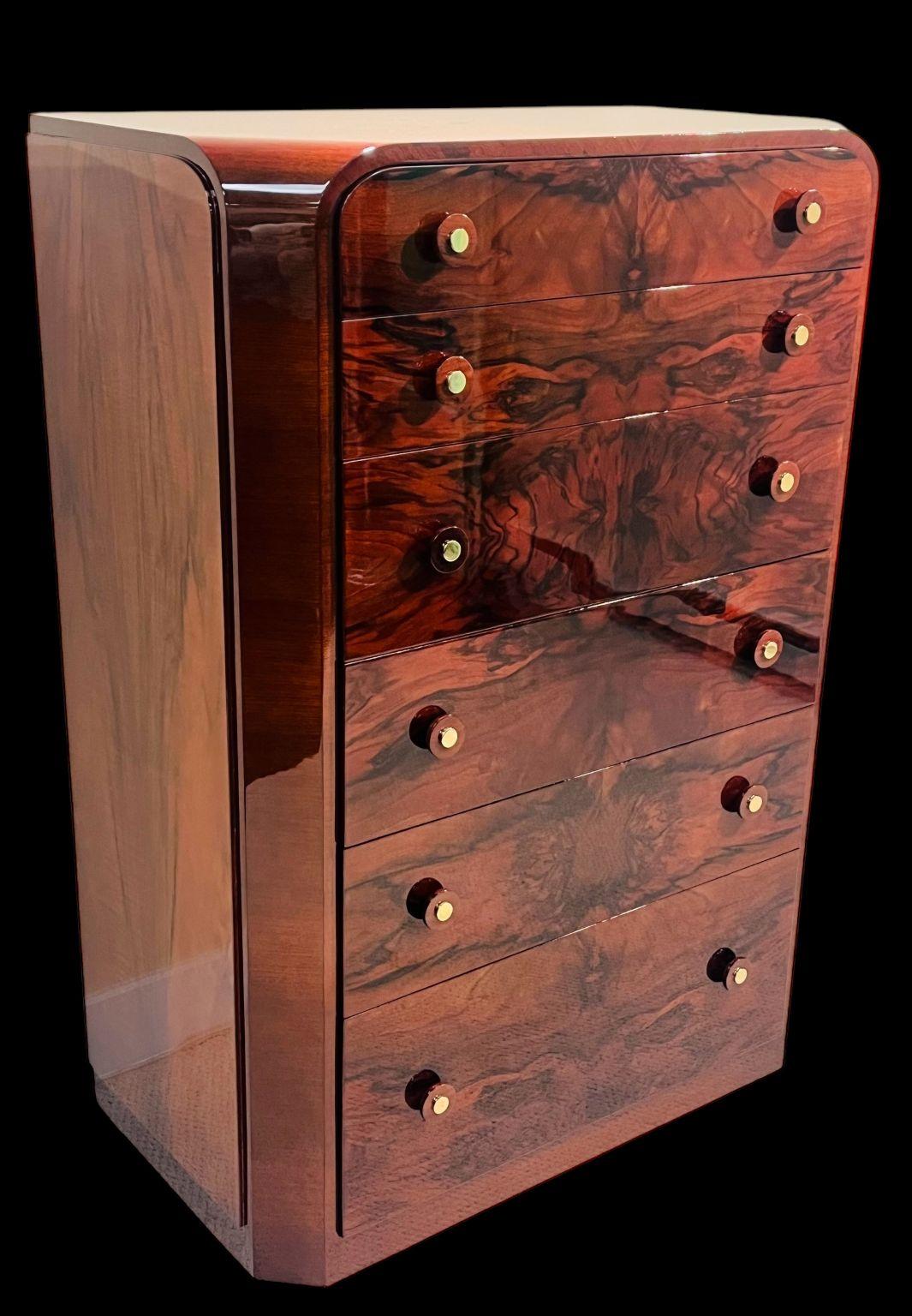   Splendida cassapanca Art Deco Streamline Moderne. Un design raro con sei cassetti in palissandro accoppiati a libro. Anche il guscio della cassapanca è impreziosito da noce spaiato. Bellissime maniglie circolari in noce massiccio e ottone lucido.