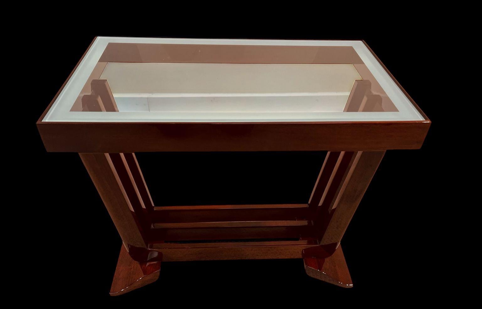 Streamline Moderne Art Deco Side/End Table In Solid Walnut, American C. 1930 For Sale 3