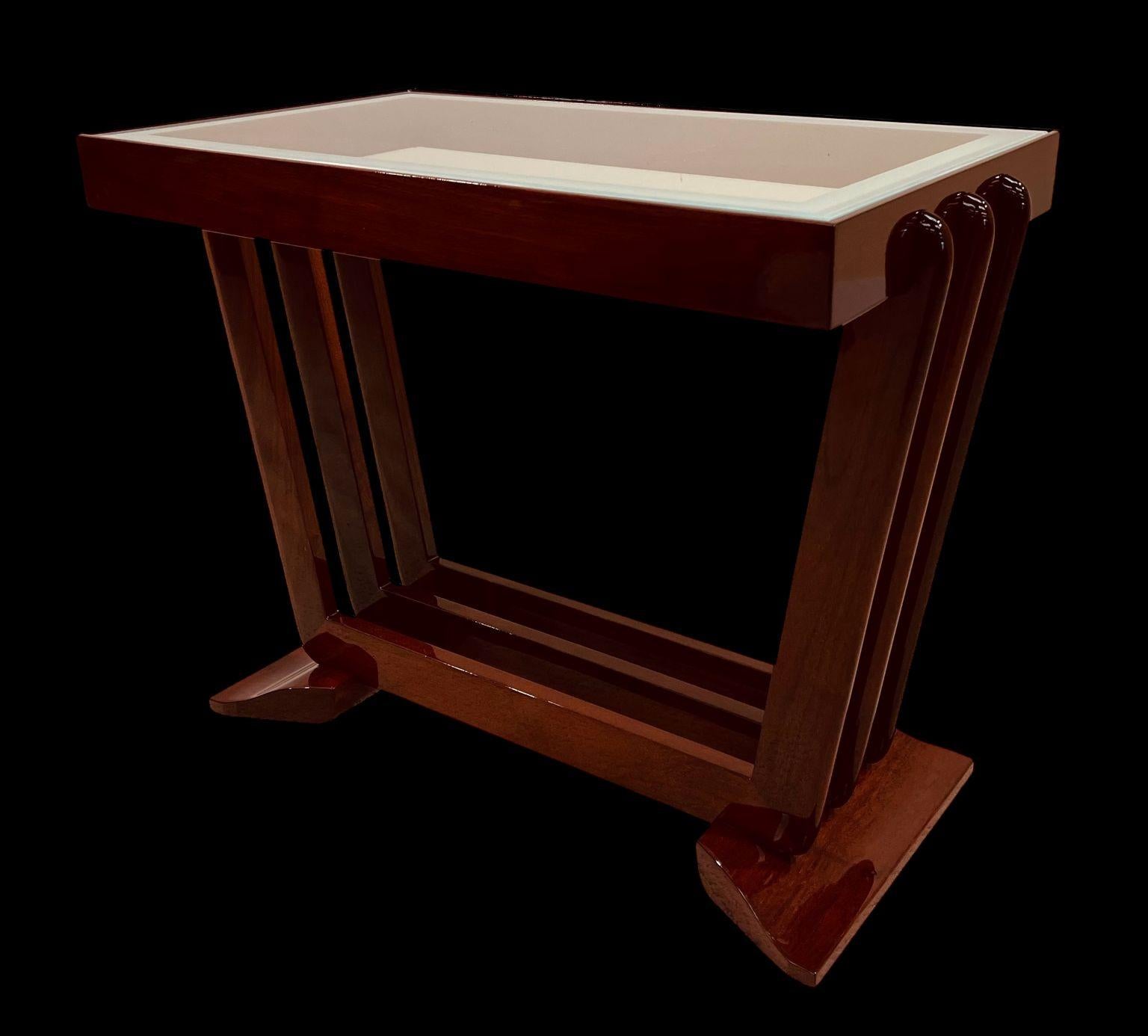 Streamline Moderne Art Deco Side/End Table In Solid Walnut, American C. 1930 In Excellent Condition For Sale In Bernville, PA