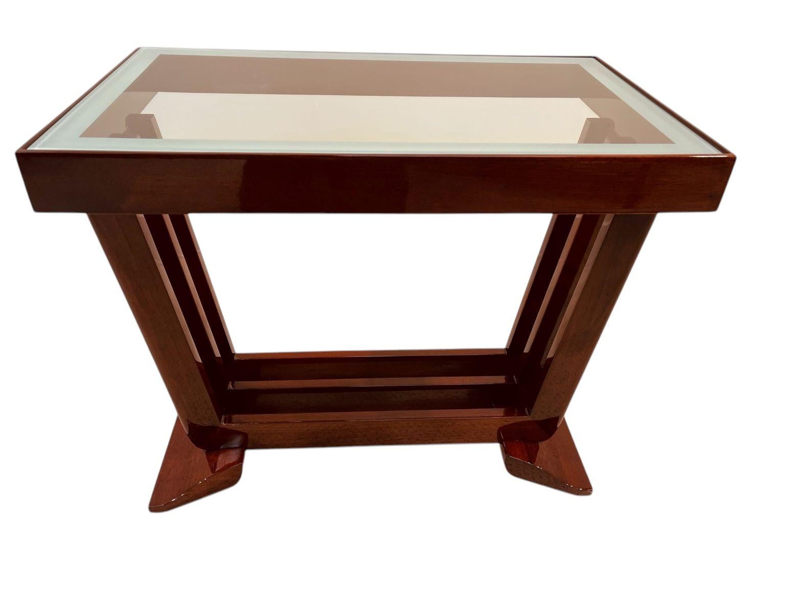 Streamline Moderne Art Deco Side/End Table In Solid Walnut, American C. 1930 For Sale 1
