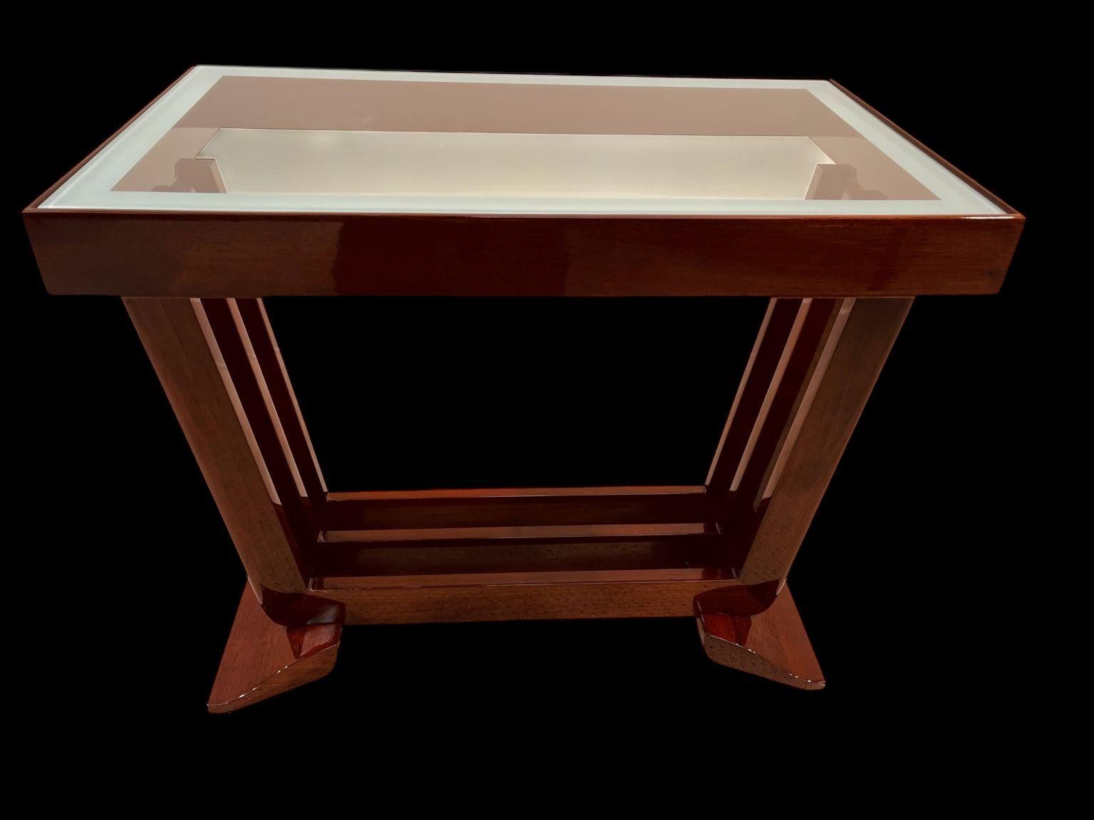 Streamline Moderne Art Deco Side/End Table In Solid Walnut, American C. 1930 For Sale 2