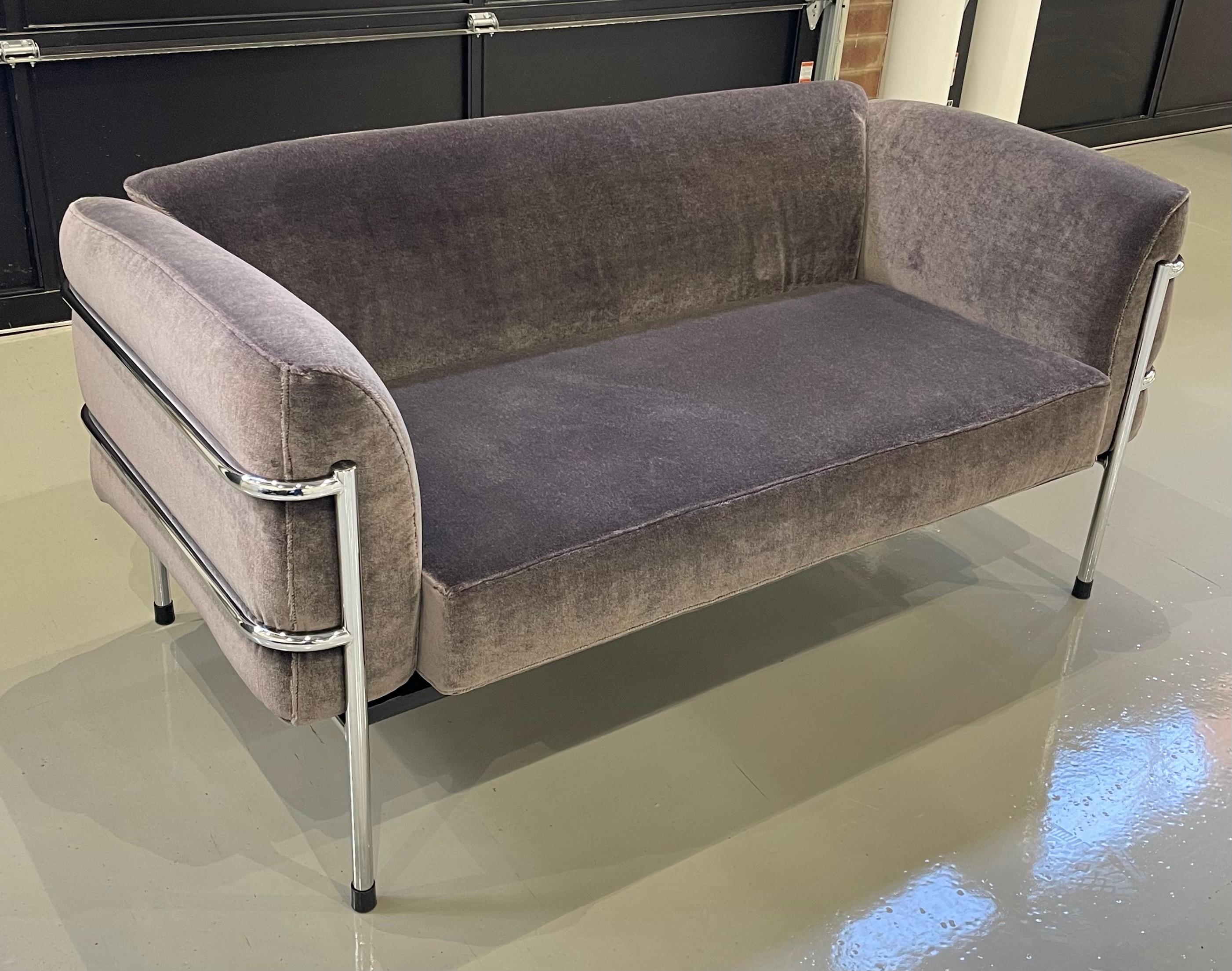 Authentique causeuse vintage streamline moderne avec base chromée enveloppante et fraîchement retapissée en velours mohair gris.