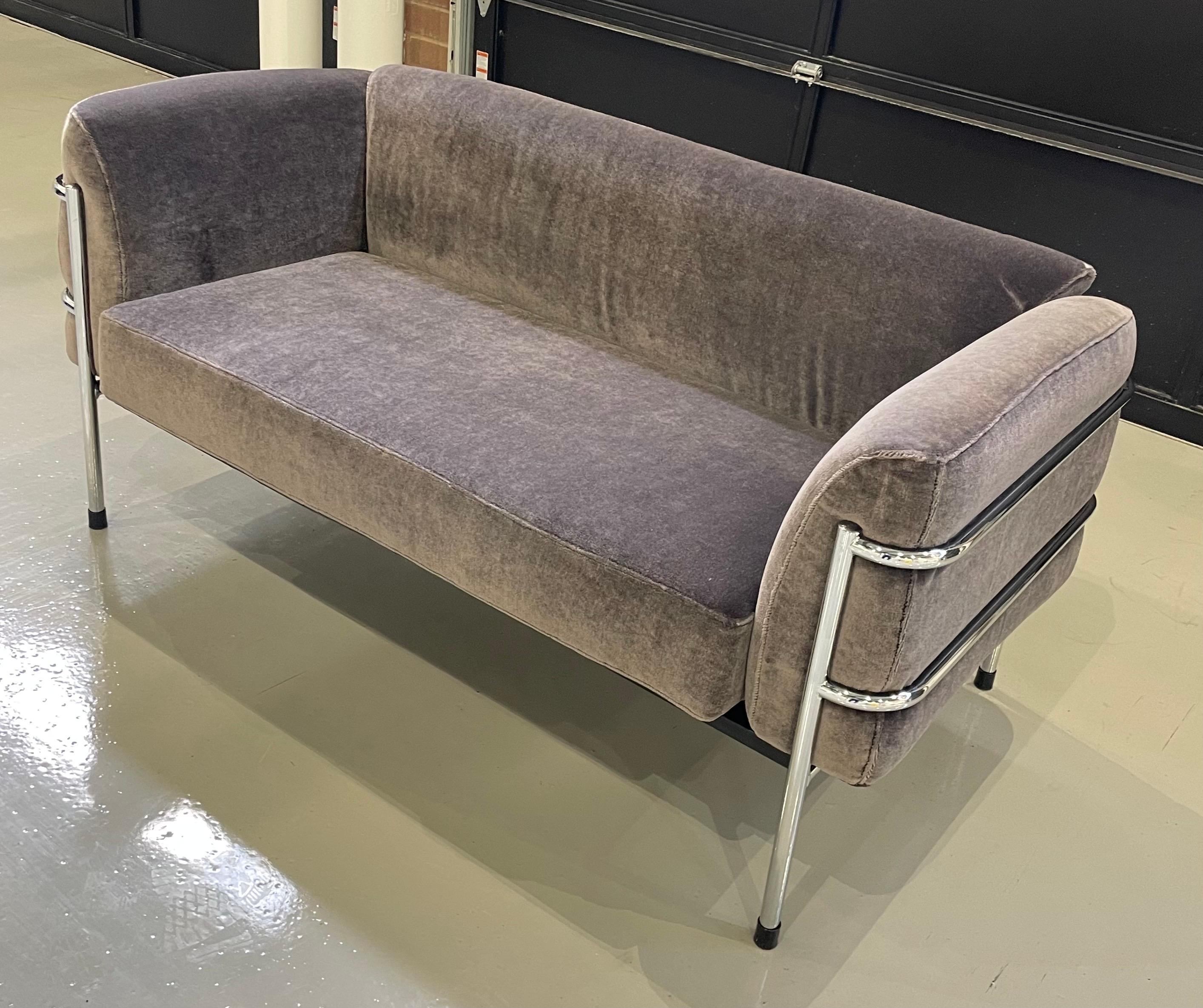 Style « paquebot » Loveseat Streamline Moderne avec base chromée rembourrage en mohair gris de velours en vente