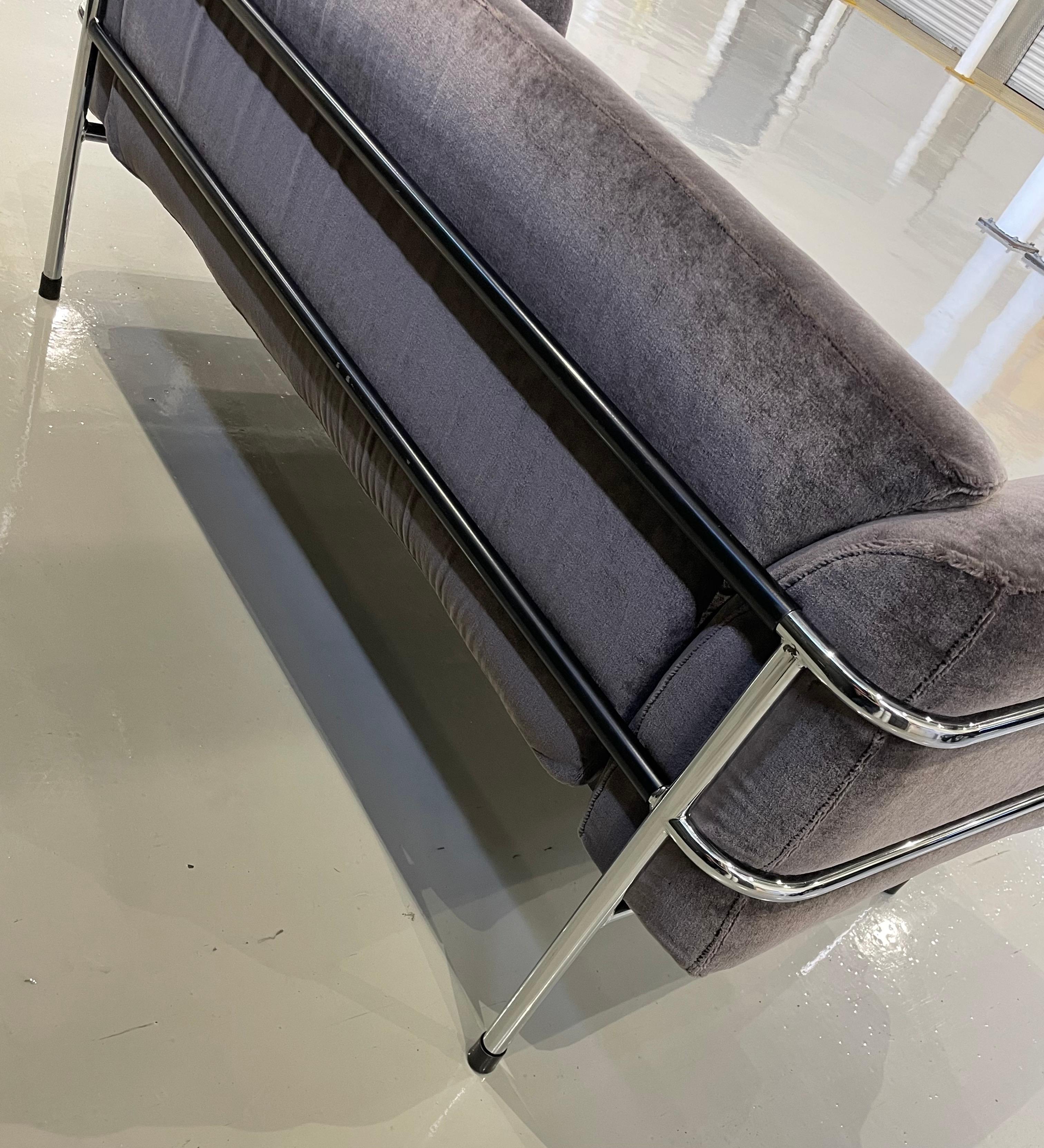 Américain Loveseat Streamline Moderne avec base chromée rembourrage en mohair gris de velours en vente
