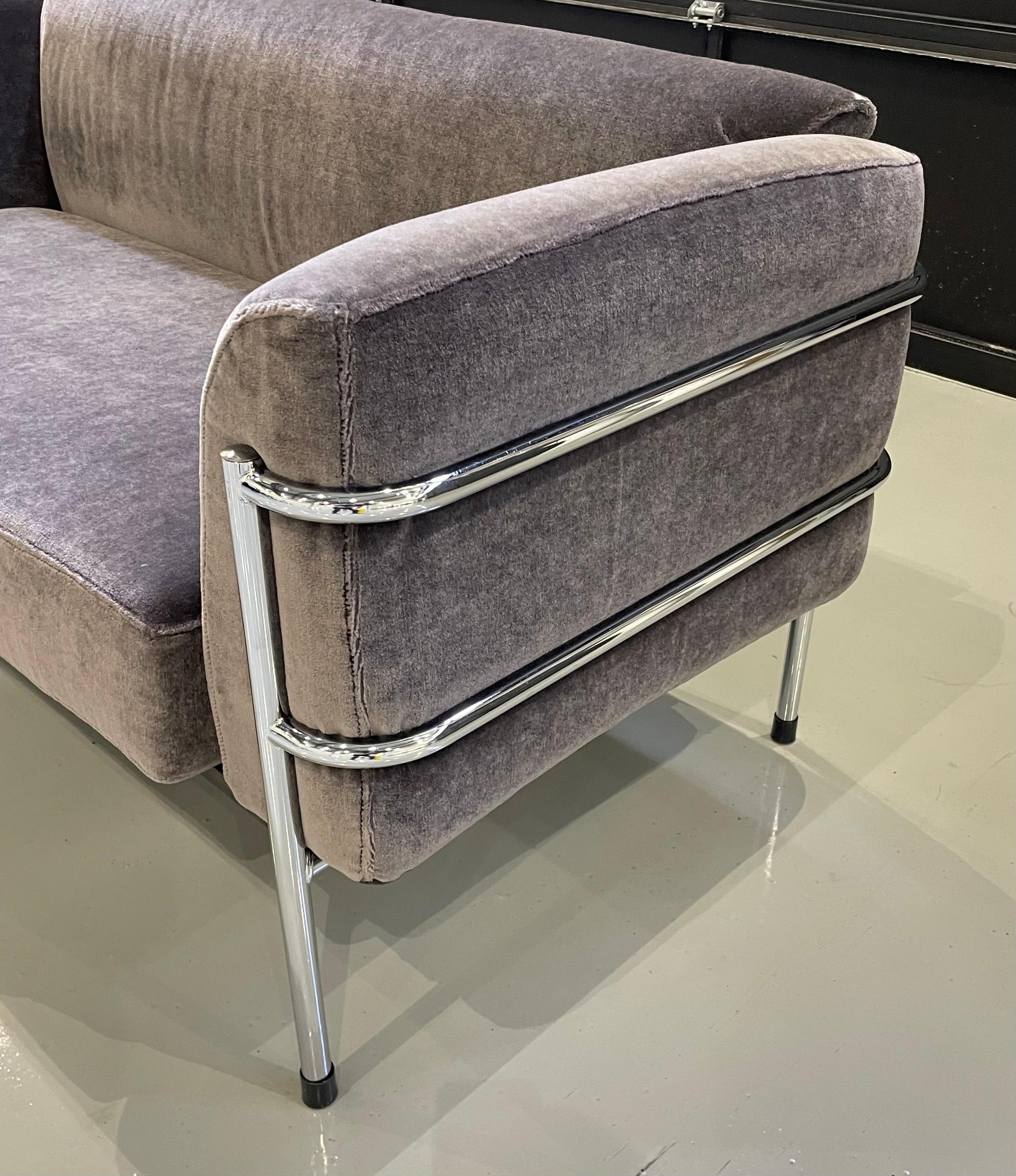 Loveseat Streamline Moderne avec base chromée rembourrage en mohair gris de velours Bon état - En vente à Bedford Hills, NY