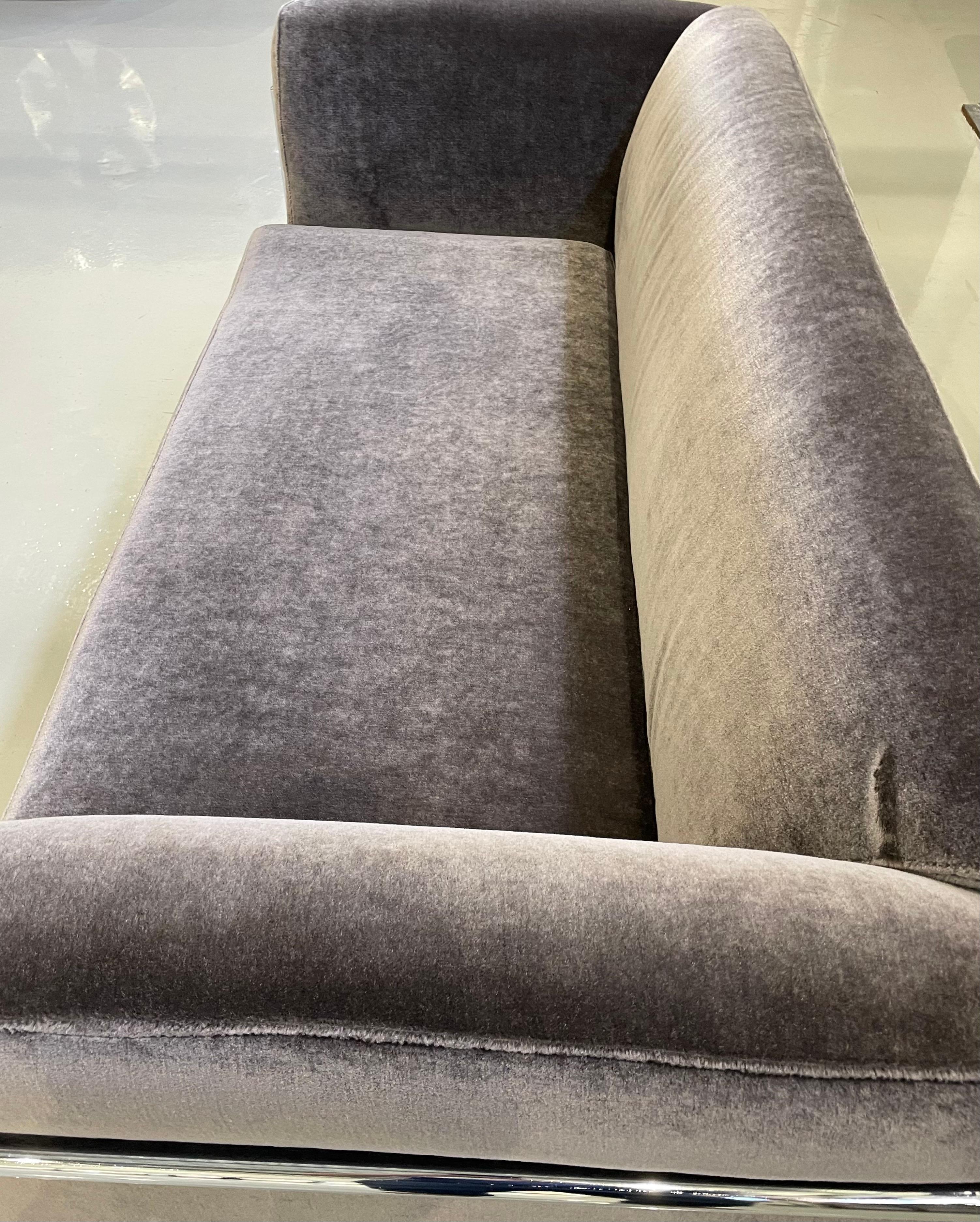 20ième siècle Loveseat Streamline Moderne avec base chromée rembourrage en mohair gris de velours en vente