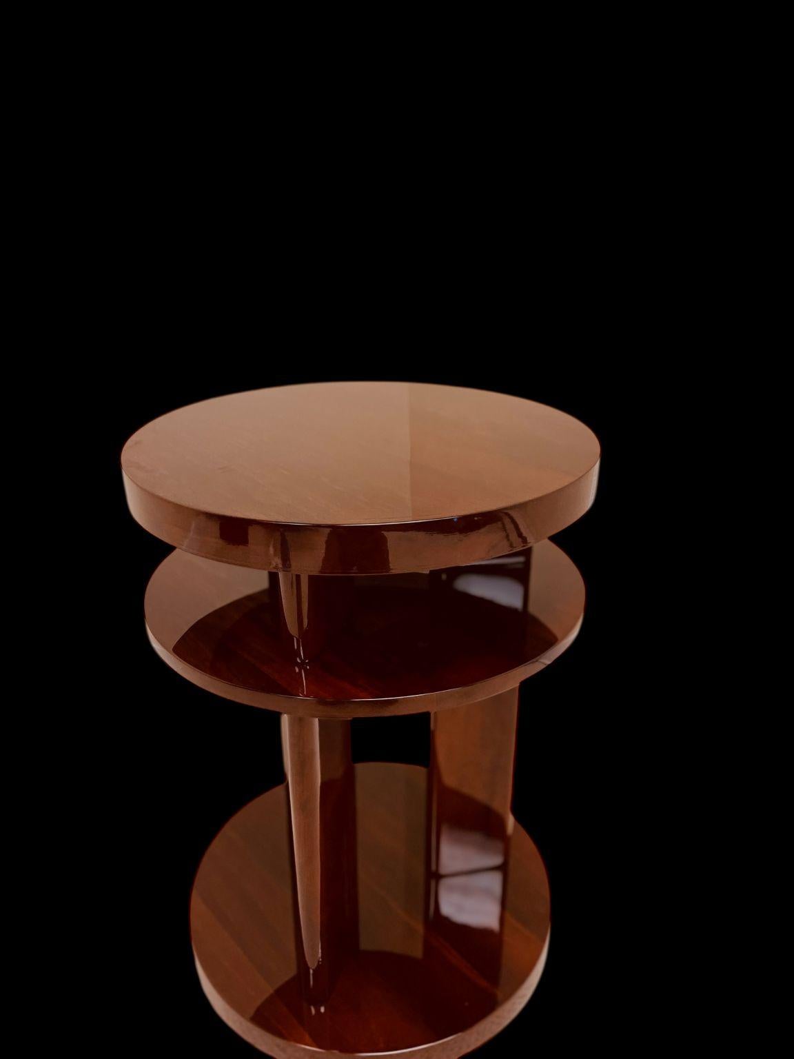 Streamline Modernist Art Deco Circular Three Tier Side Table American C. 1930-40 In Excellent Condition For Sale In Bernville, PA