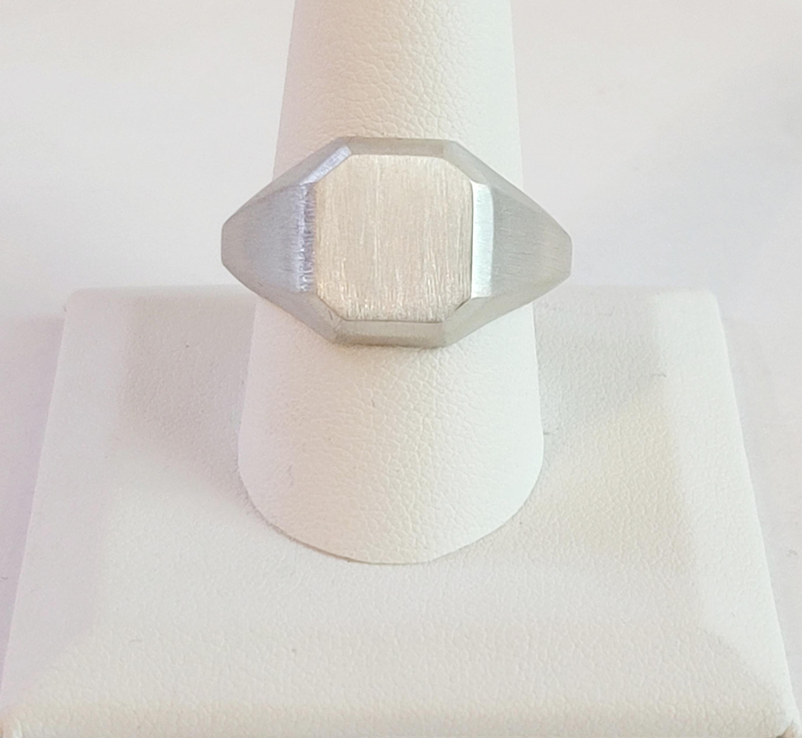 David Yurman Signet Ring
Material Sterling Silver 
Ring Size 10
Ring Weight 15gr 
Gender Men
Condition New, never worn
Ring can be resized
David Yurman Ring box included