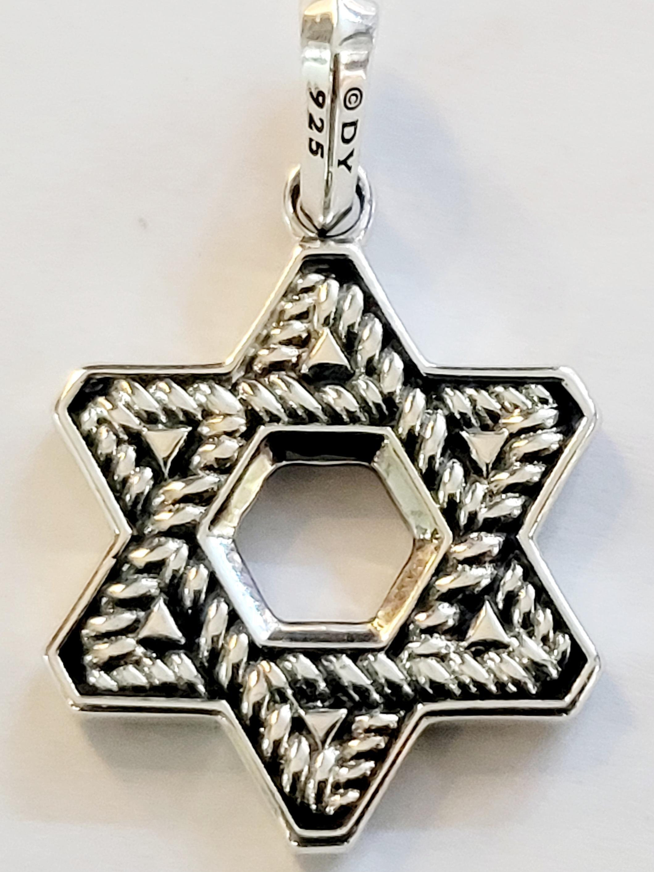David Yurman 
Collection S pour hommes 
Matériau Argent Sterling 
Pureté du métal 925
Diamants noirs sertis en pavé d'un poids total de 1,12 carat 
Pendentif 22.6 X 22.6mm
Poids du pendentif 6.8gr 
Condit neuf, jamais porté 
Livré avec une pochette