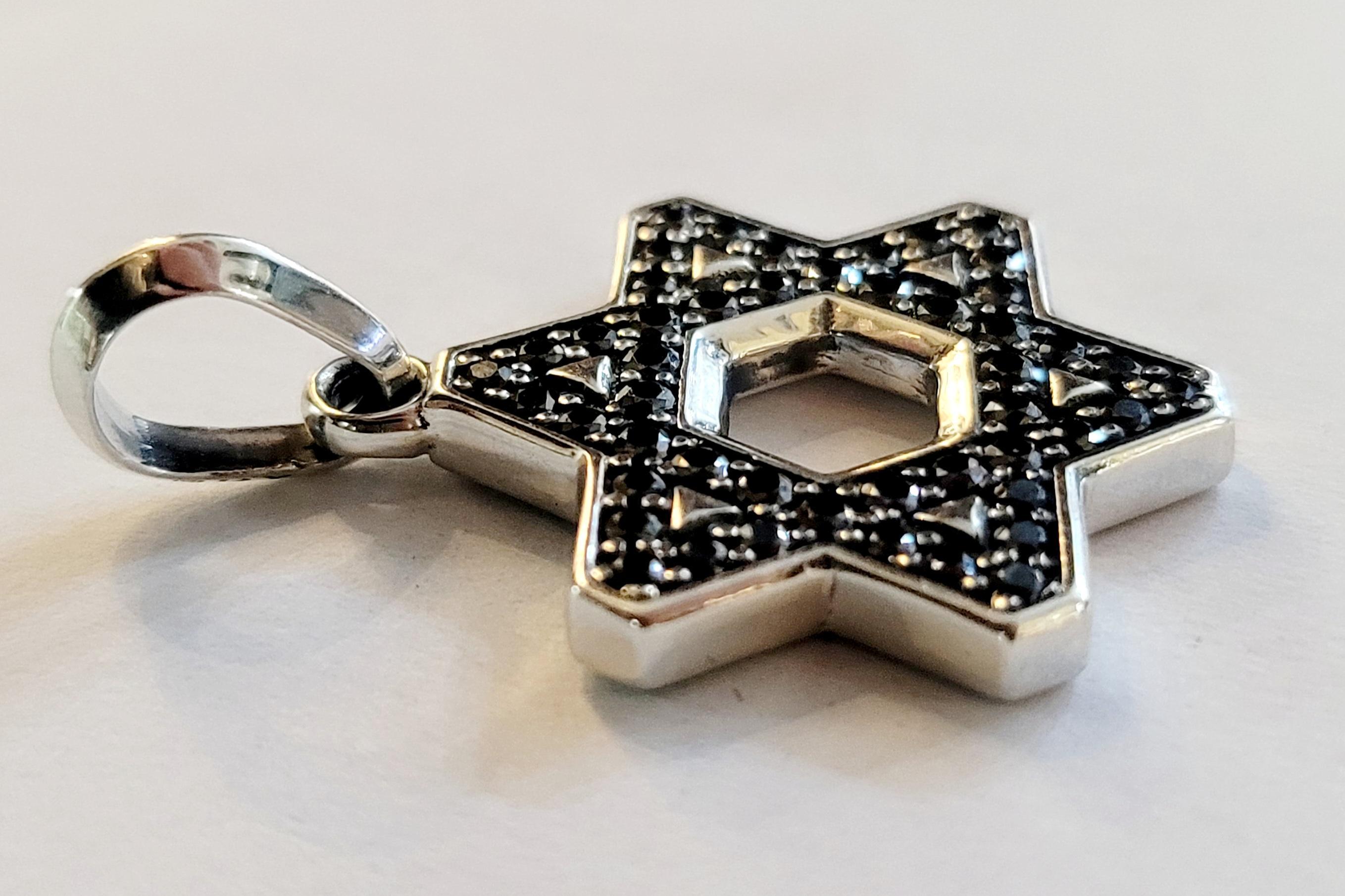 Taille ronde Pendentif Étoile de David profilée en argent sterling avec diamants noirs, 22,6 mm