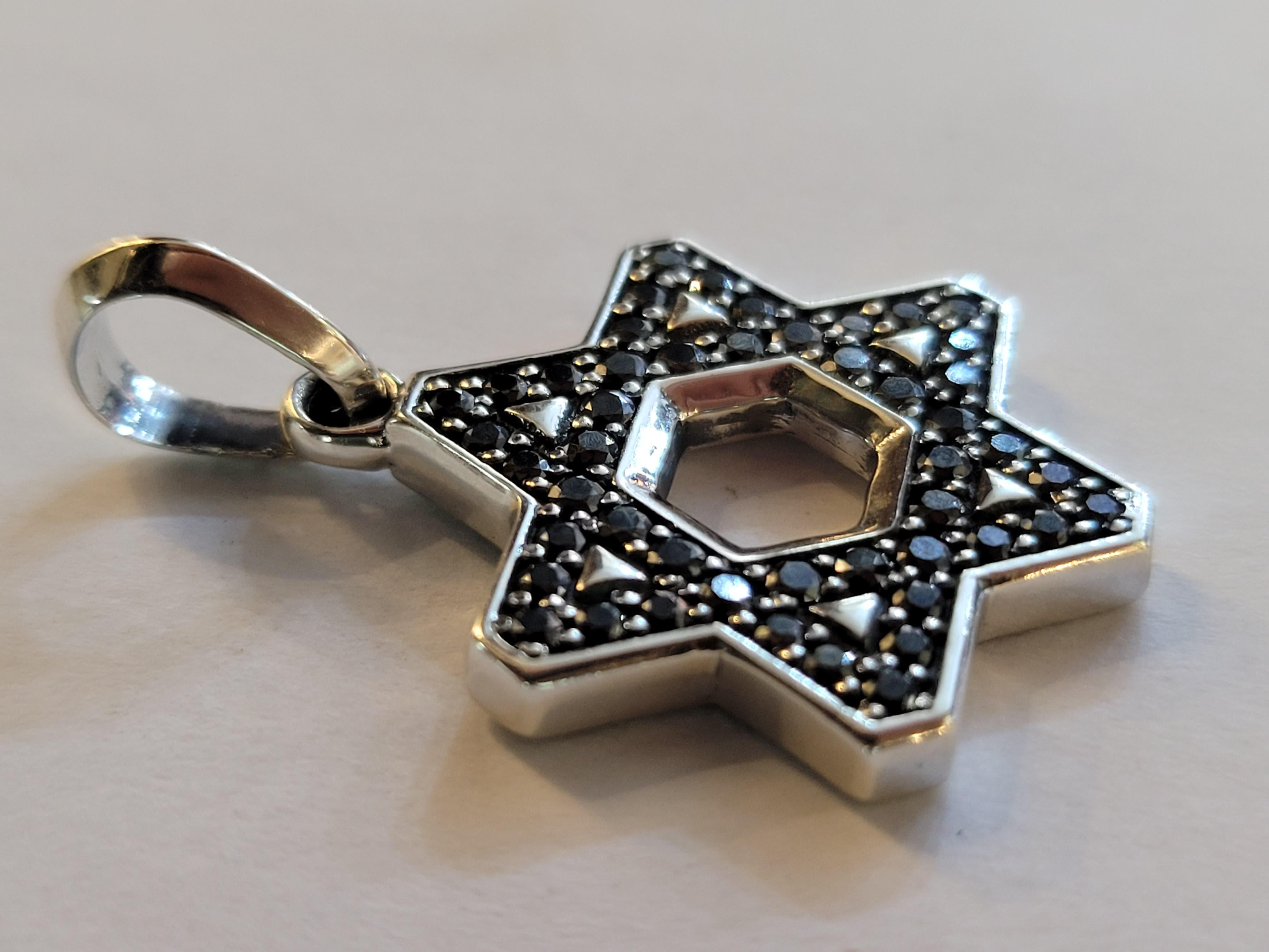 Pendentif Étoile de David profilée en argent sterling avec diamants noirs, 22,6 mm Neuf à New York, NY