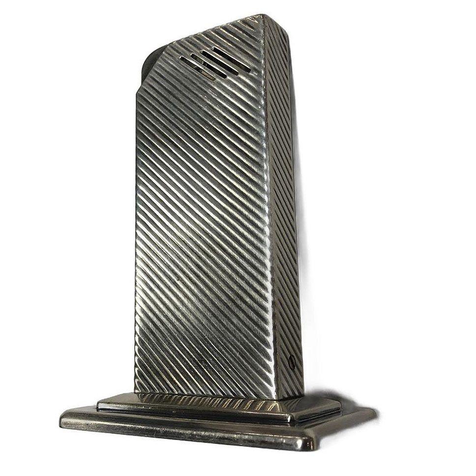 A rare and elegant piece from the golden age of American design, this original 1940s Avedon tabletop lighter showcases the iconic Streamline style in sterling silver. Created by Avedon New York, a prestigious luxury brand founded in 1941, the