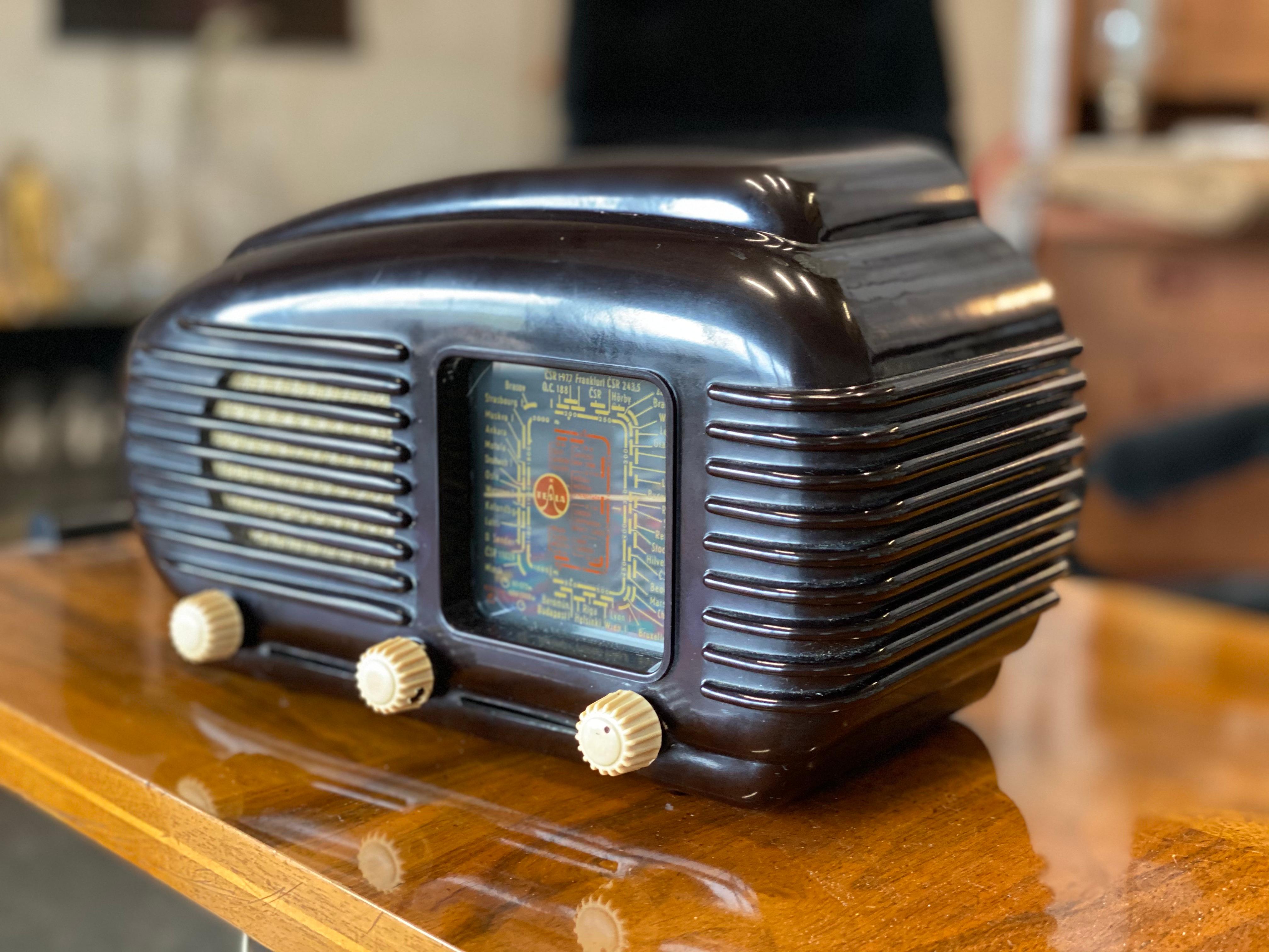 Plastic Streamlined Bakelite Tesla Talisman Radio, 1950s 