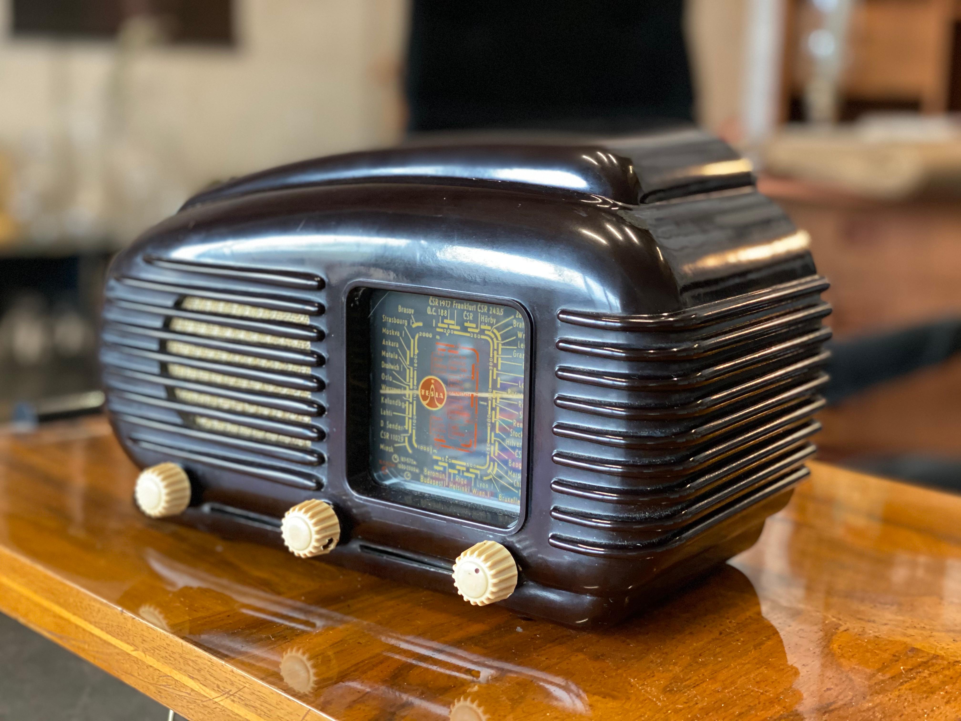 Streamlined Bakelite Tesla Talisman Radio, 1950s 1