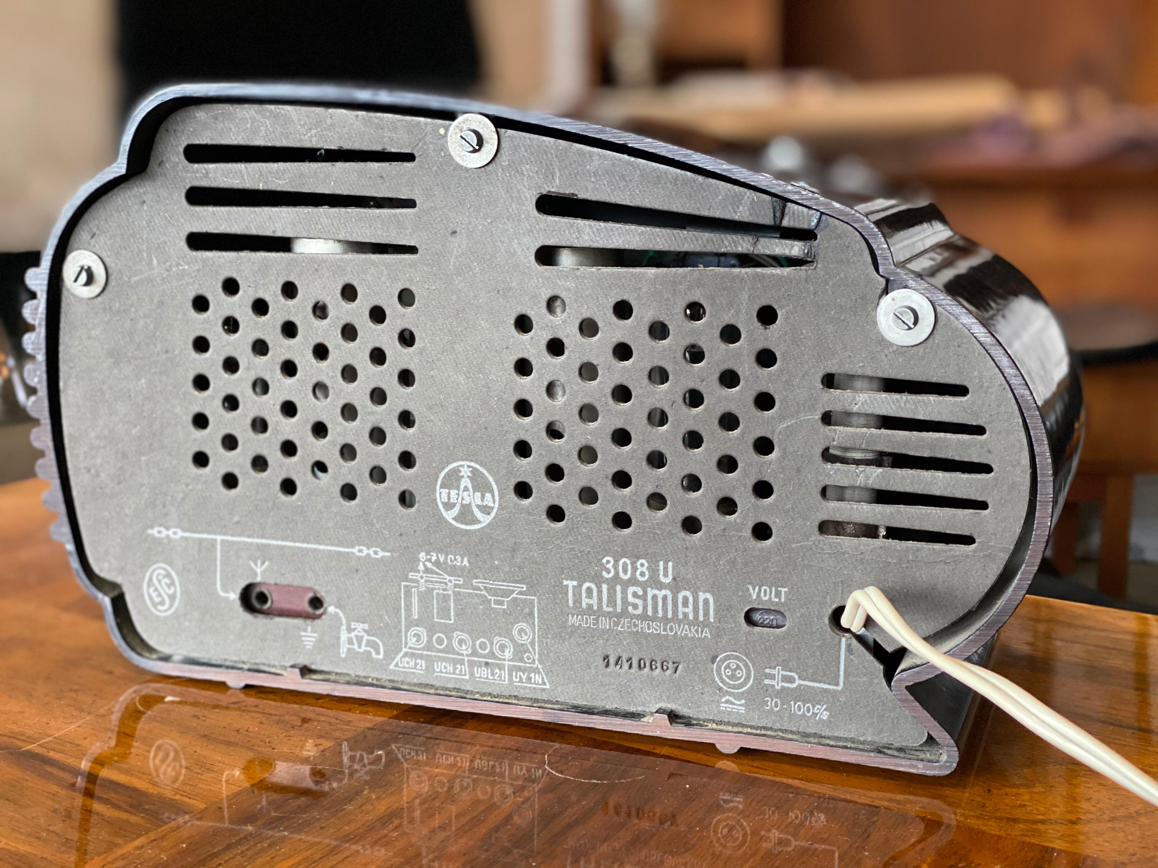 Streamlined Bakelite Tesla Talisman Radio, 1950s 2